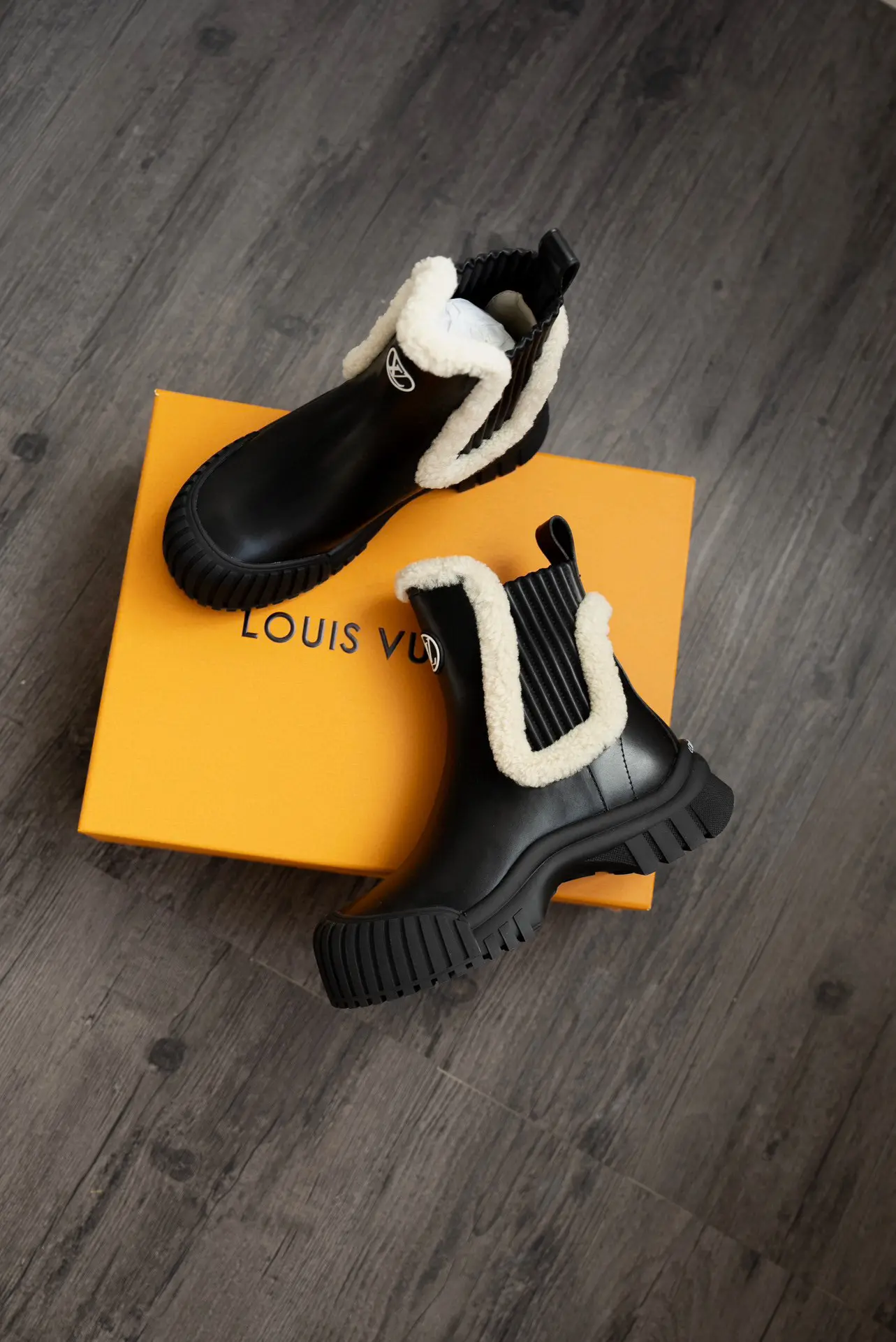 LV Donkey Brand Louis Vuitton L's leather and shearling thick-soled wool boots 10 LV Donkey Brand Louis Vuitton L's leather and shearling thick-soled wool boots (10)