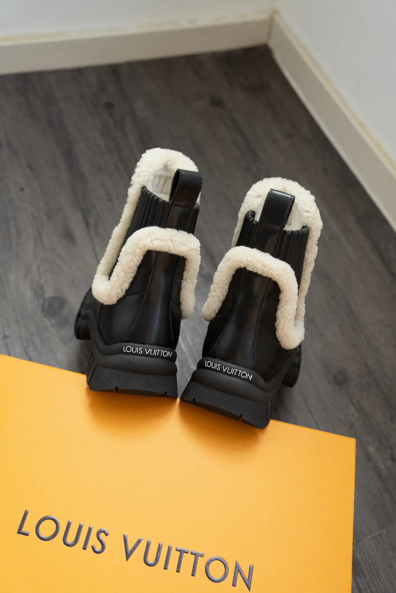 LV Donkey Brand Louis Vuitton L's leather and shearling thick-soled wool boots 14 LV Donkey Brand Louis Vuitton L's leather and shearling thick-soled wool boots (14)