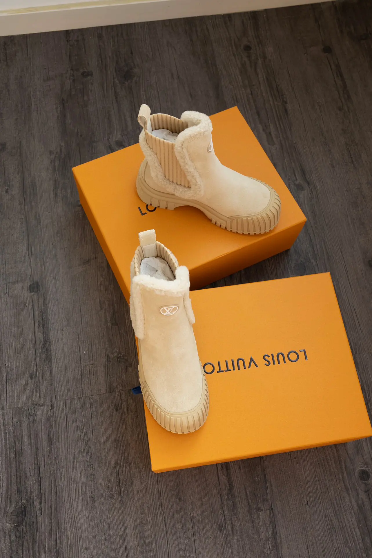 LV Donkey Brand Louis Vuitton L's leather and shearling thick-soled wool boots 15 LV Donkey Brand Louis Vuitton L's leather and shearling thick-soled wool boots (15)