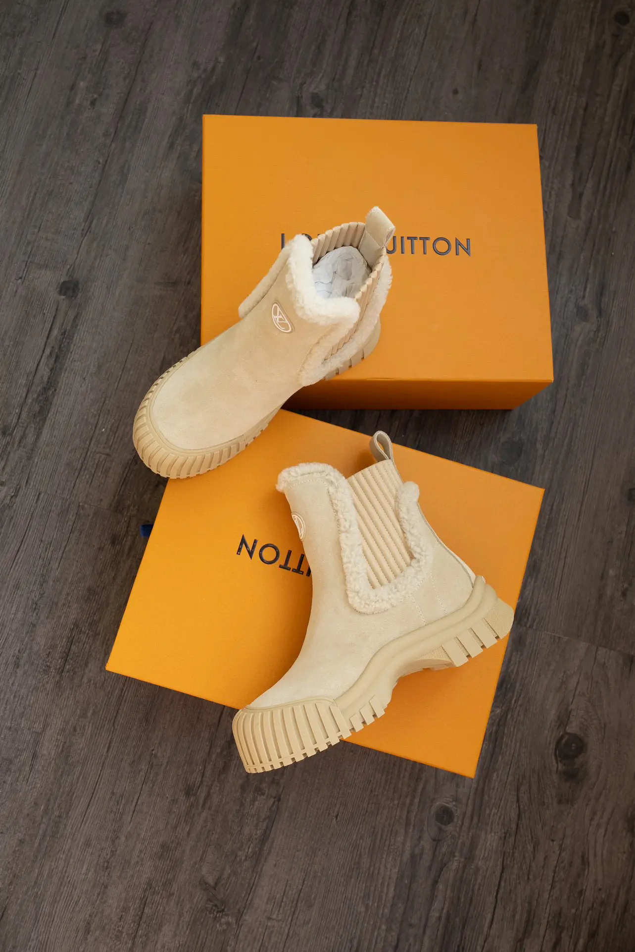 LV Donkey Brand Louis Vuitton L's leather and shearling thick-soled wool boots 16 LV Donkey Brand Louis Vuitton L's leather and shearling thick-soled wool boots (16)