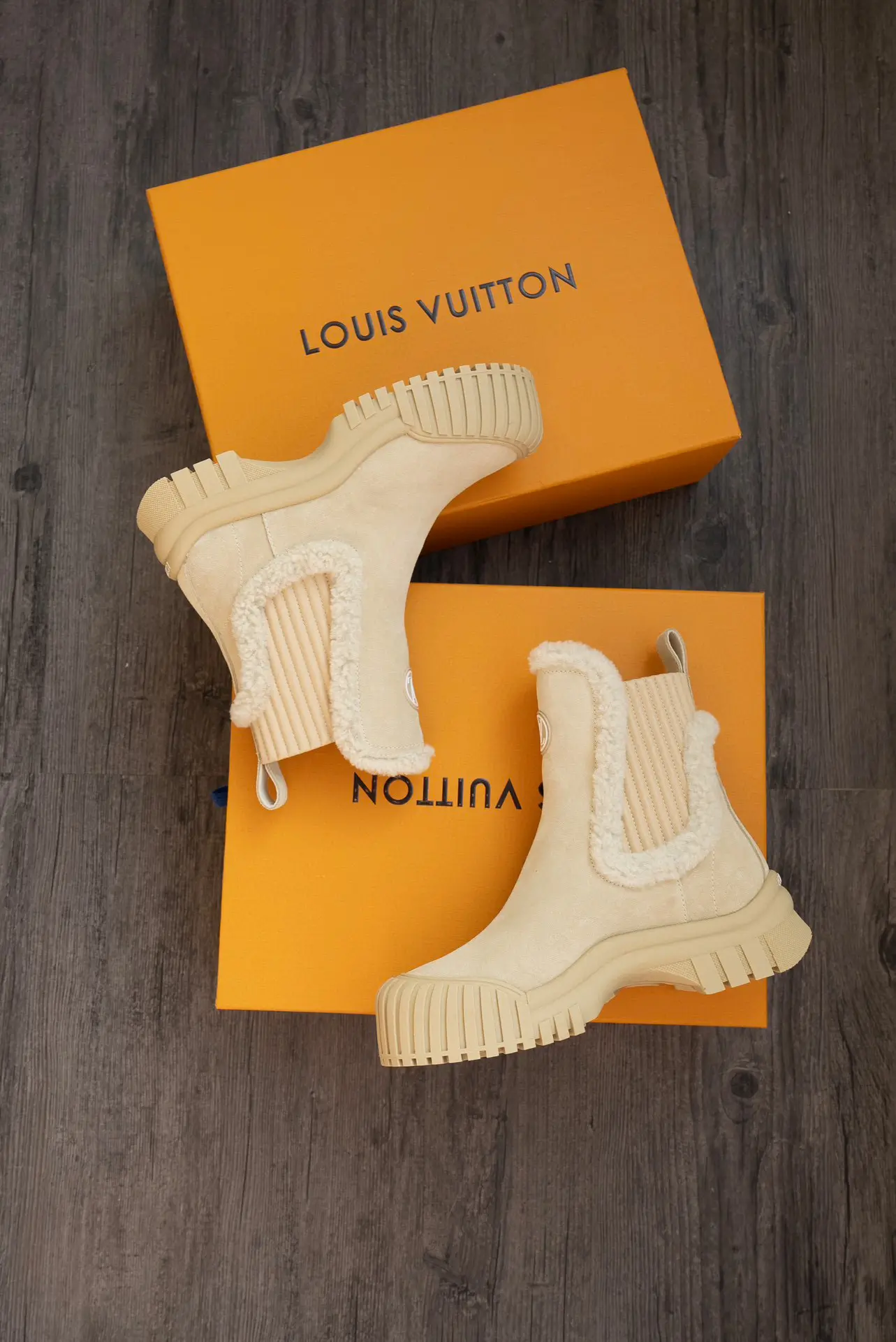 LV Donkey Brand Louis Vuitton L's leather and shearling thick-soled wool boots 17 LV Donkey Brand Louis Vuitton L's leather and shearling thick-soled wool boots (17)