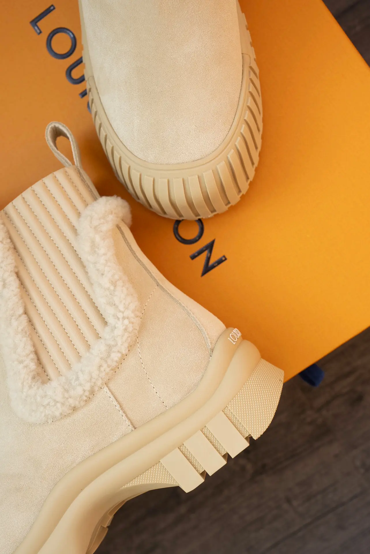 LV Donkey Brand Louis Vuitton L's leather and shearling thick-soled wool boots 18 LV Donkey Brand Louis Vuitton L's leather and shearling thick-soled wool boots (18)