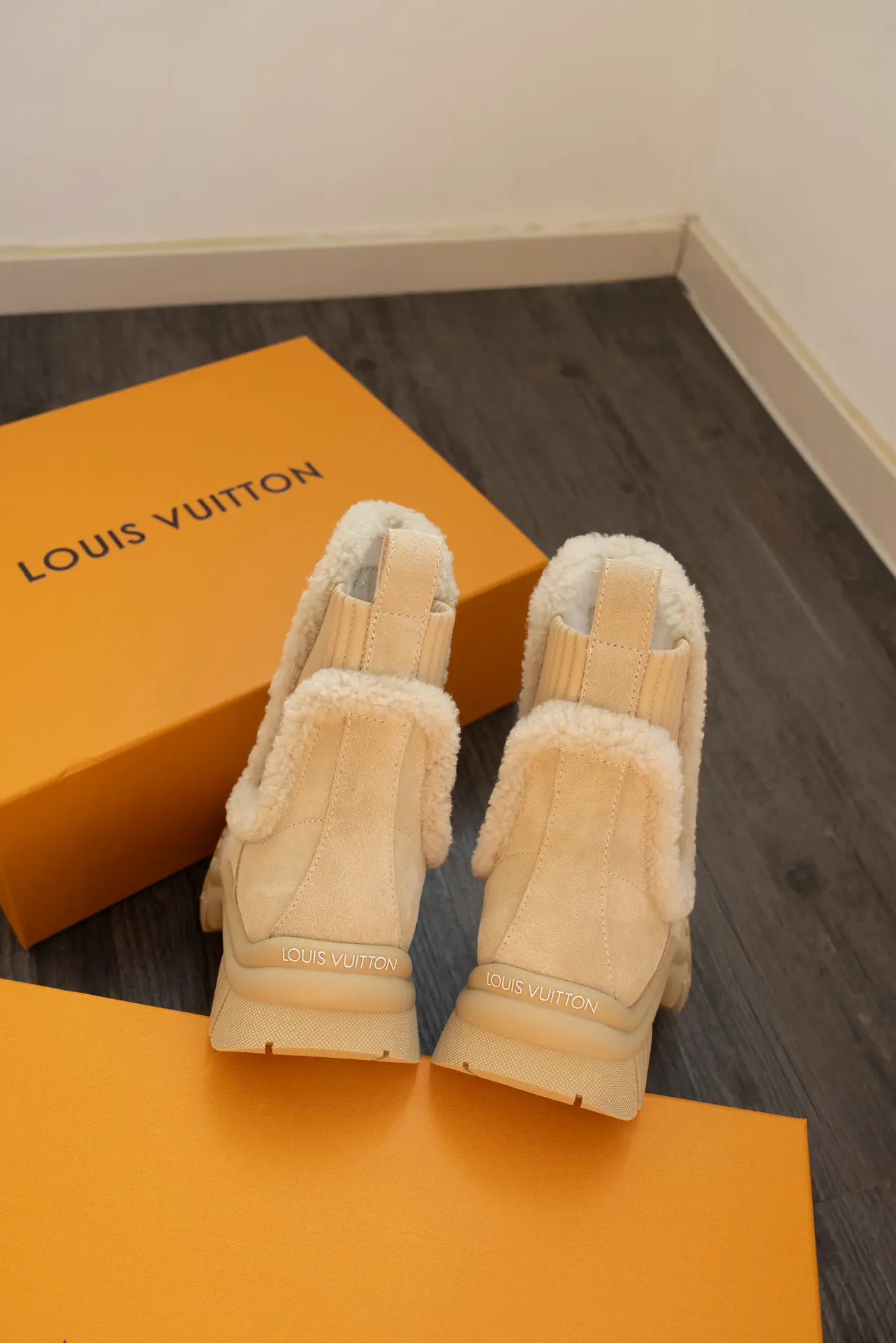 LV Donkey Brand Louis Vuitton L's leather and shearling thick-soled wool boots 20 LV Donkey Brand Louis Vuitton L's leather and shearling thick-soled wool boots (20)