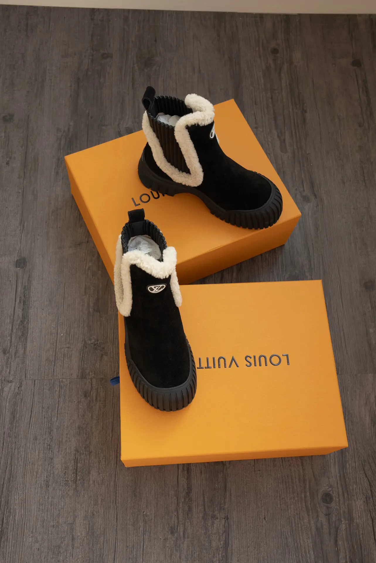 LV Donkey Brand Louis Vuitton L's leather and shearling thick-soled wool boots 3 LV Donkey Brand Louis Vuitton L's leather and shearling thick-soled wool boots (3)