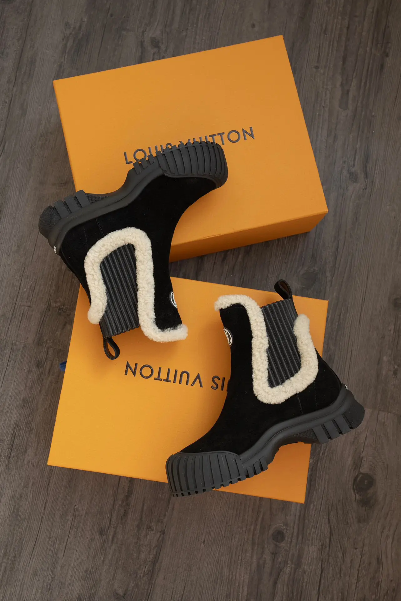 LV Donkey Brand Louis Vuitton L's leather and shearling thick-soled wool boots 5 LV Donkey Brand Louis Vuitton L's leather and shearling thick-soled wool boots (5)