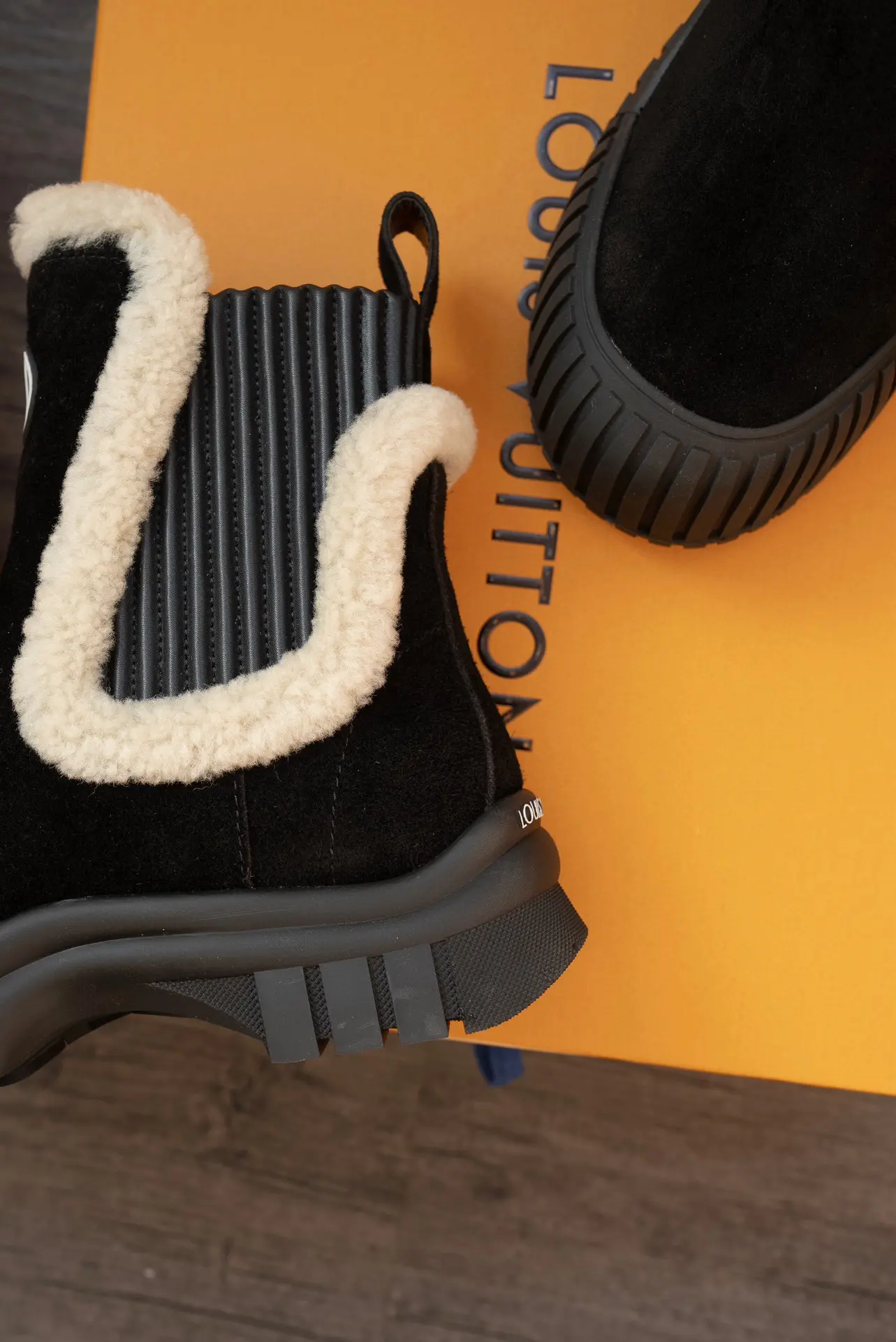 LV Donkey Brand Louis Vuitton L's leather and shearling thick-soled wool boots 6 LV Donkey Brand Louis Vuitton L's leather and shearling thick-soled wool boots (6)