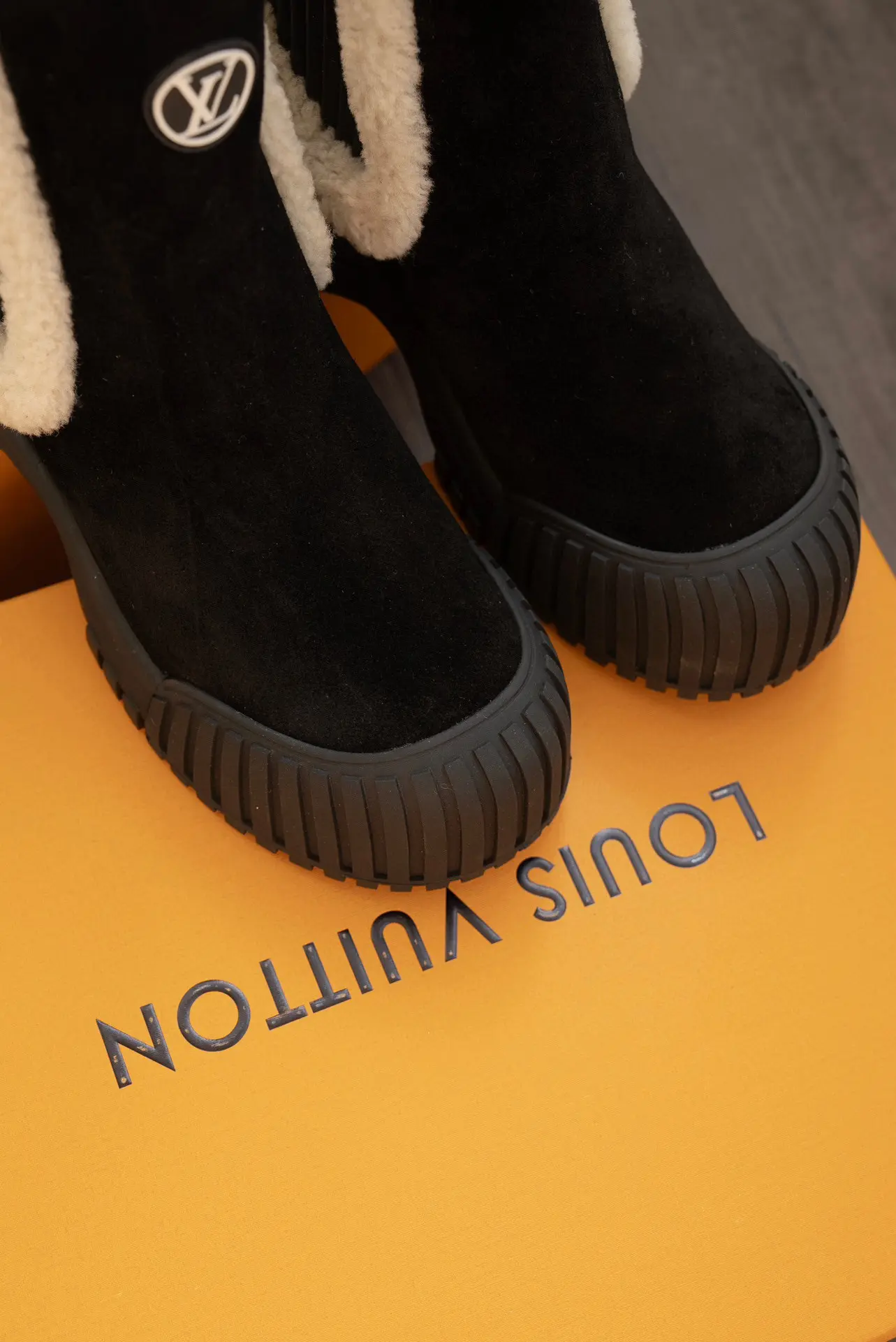 LV Donkey Brand Louis Vuitton L's leather and shearling thick-soled wool boots 7 LV Donkey Brand Louis Vuitton L's leather and shearling thick-soled wool boots (7)
