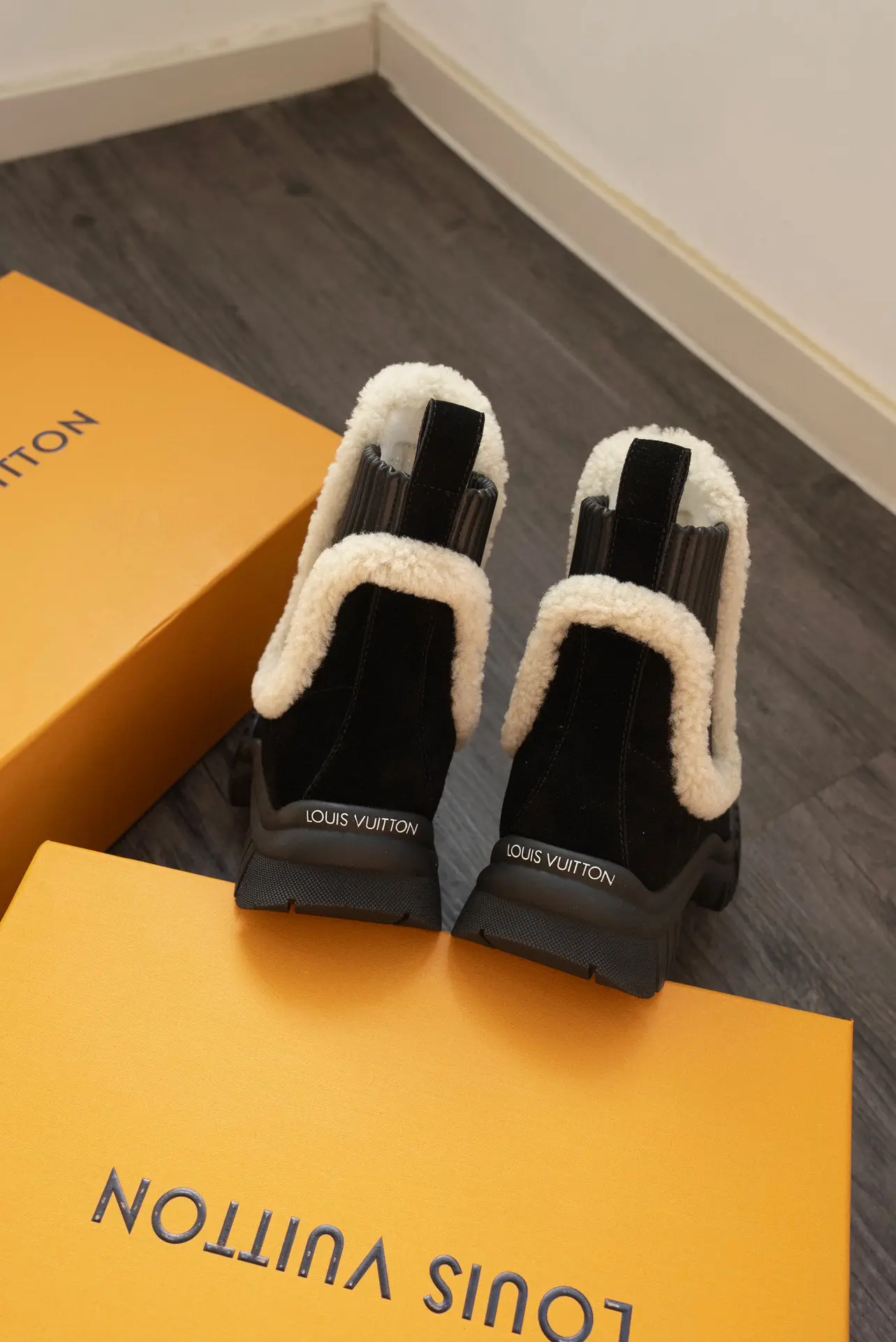 LV Donkey Brand Louis Vuitton L's leather and shearling thick-soled wool boots 8 LV Donkey Brand Louis Vuitton L's leather and shearling thick-soled wool boots (8)