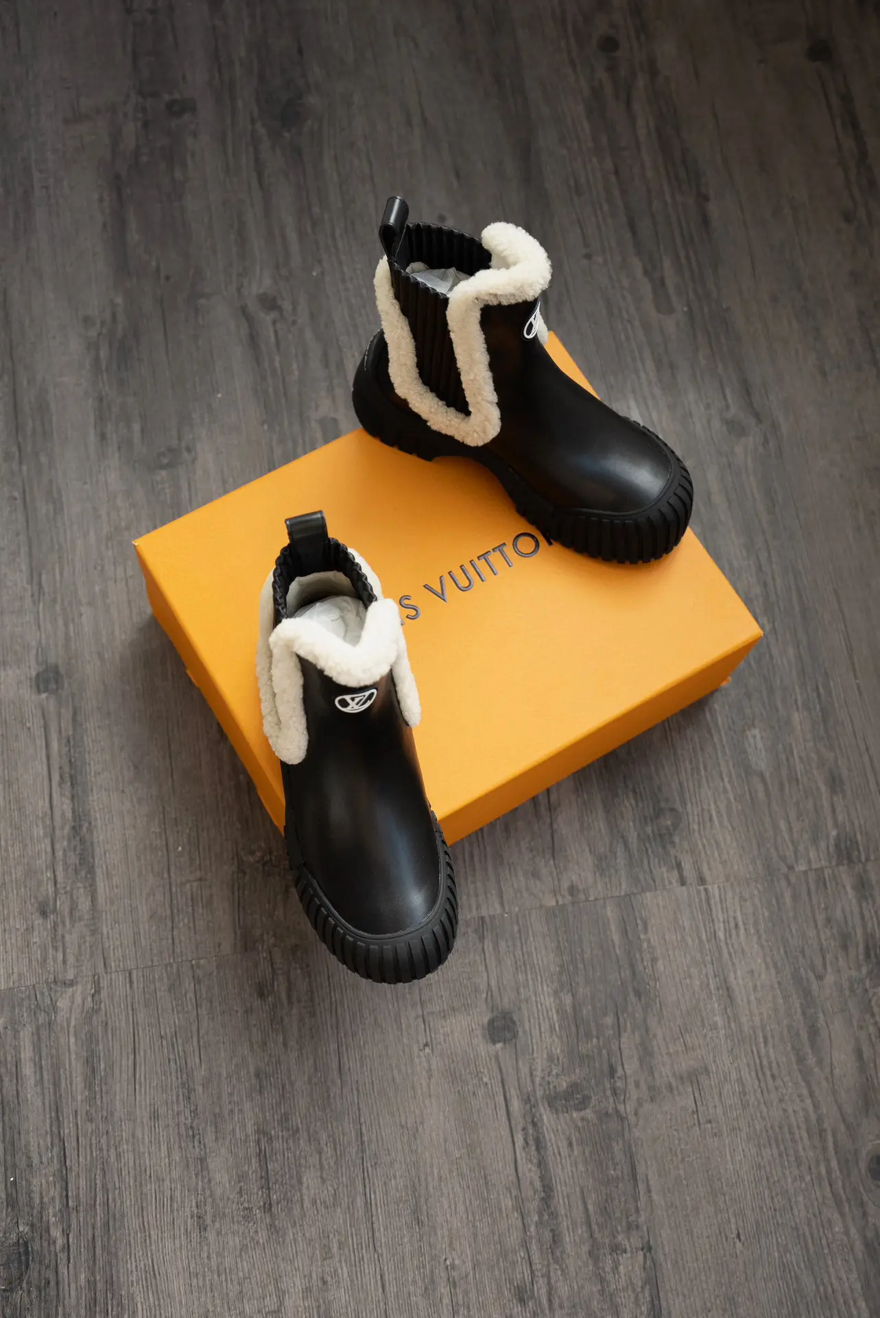 LV Donkey Brand Louis Vuitton L's leather and shearling thick-soled wool boots 9 LV Donkey Brand Louis Vuitton L's leather and shearling thick-soled wool boots (9)