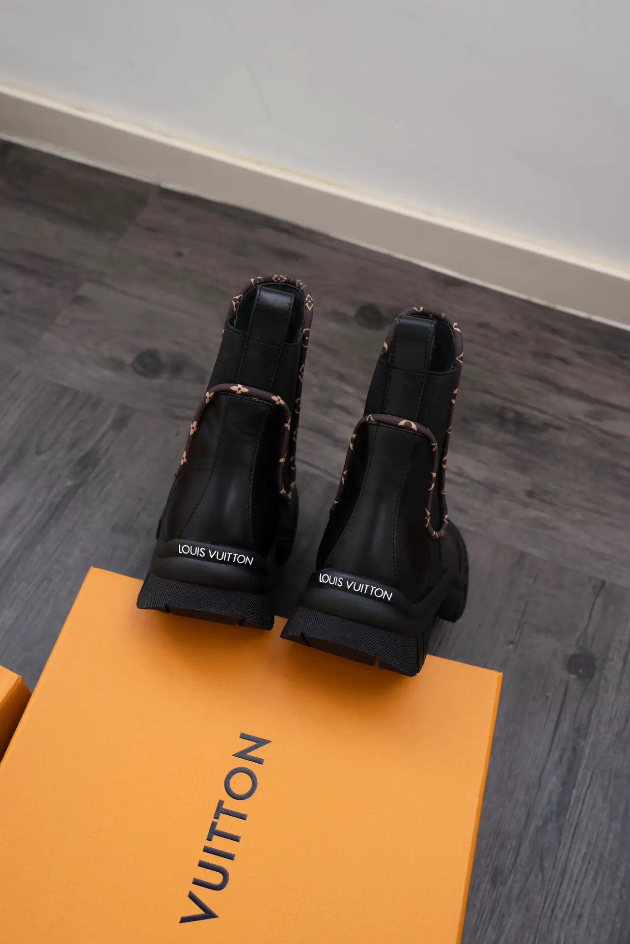 LV, Louis Vuitton, Ruby Collection, Monogram, Thick-Sole, Chelsea, Flat, Ankle Boot 16 LV, Louis Vuitton, Ruby Collection, Monogram, Thick-Sole, Chelsea, Flat, Ankle Boot (16)