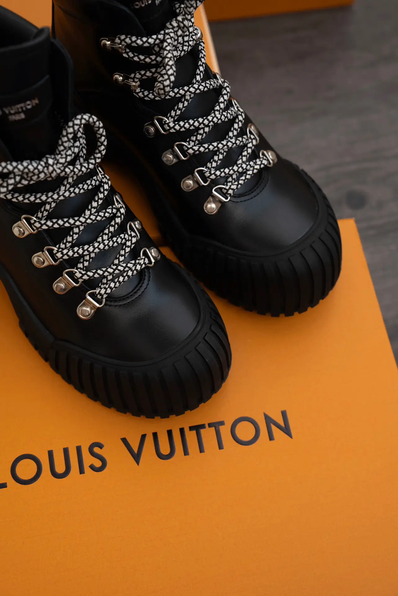 LV, Louis Vuitton, Ruby Collection, Monogram, Thick-Sole, Chelsea, Flat, Ankle Boot 27 LV, Louis Vuitton, Ruby Collection, Monogram, Thick-Sole, Chelsea, Flat, Ankle Boot (27)
