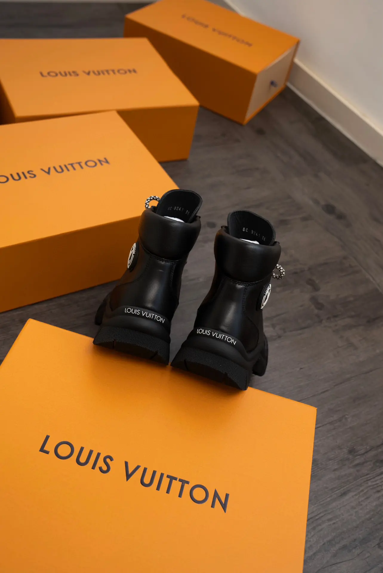 LV, Louis Vuitton, Ruby Collection, Monogram, Thick-Sole, Chelsea, Flat, Ankle Boot 28 LV, Louis Vuitton, Ruby Collection, Monogram, Thick-Sole, Chelsea, Flat, Ankle Boot (28)
