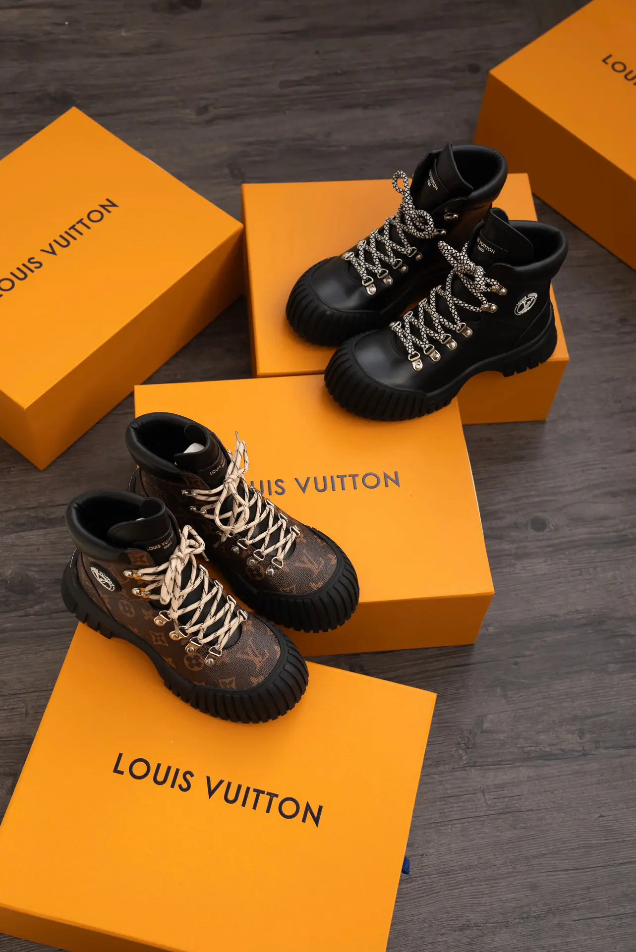 LV, Louis Vuitton, Ruby Collection, Monogram, Thick-Sole, Chelsea, Flat, Ankle Boot 3 LV, Louis Vuitton, Ruby Collection, Monogram, Thick-Sole, Chelsea, Flat, Ankle Boot (3)