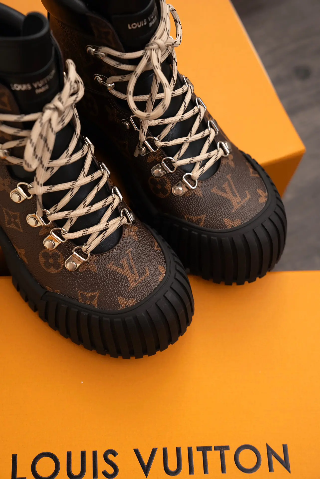 LV, Louis Vuitton, Ruby Collection, Monogram, Thick-Sole, Chelsea, Flat, Ankle Boot 33 LV, Louis Vuitton, Ruby Collection, Monogram, Thick-Sole, Chelsea, Flat, Ankle Boot (33)