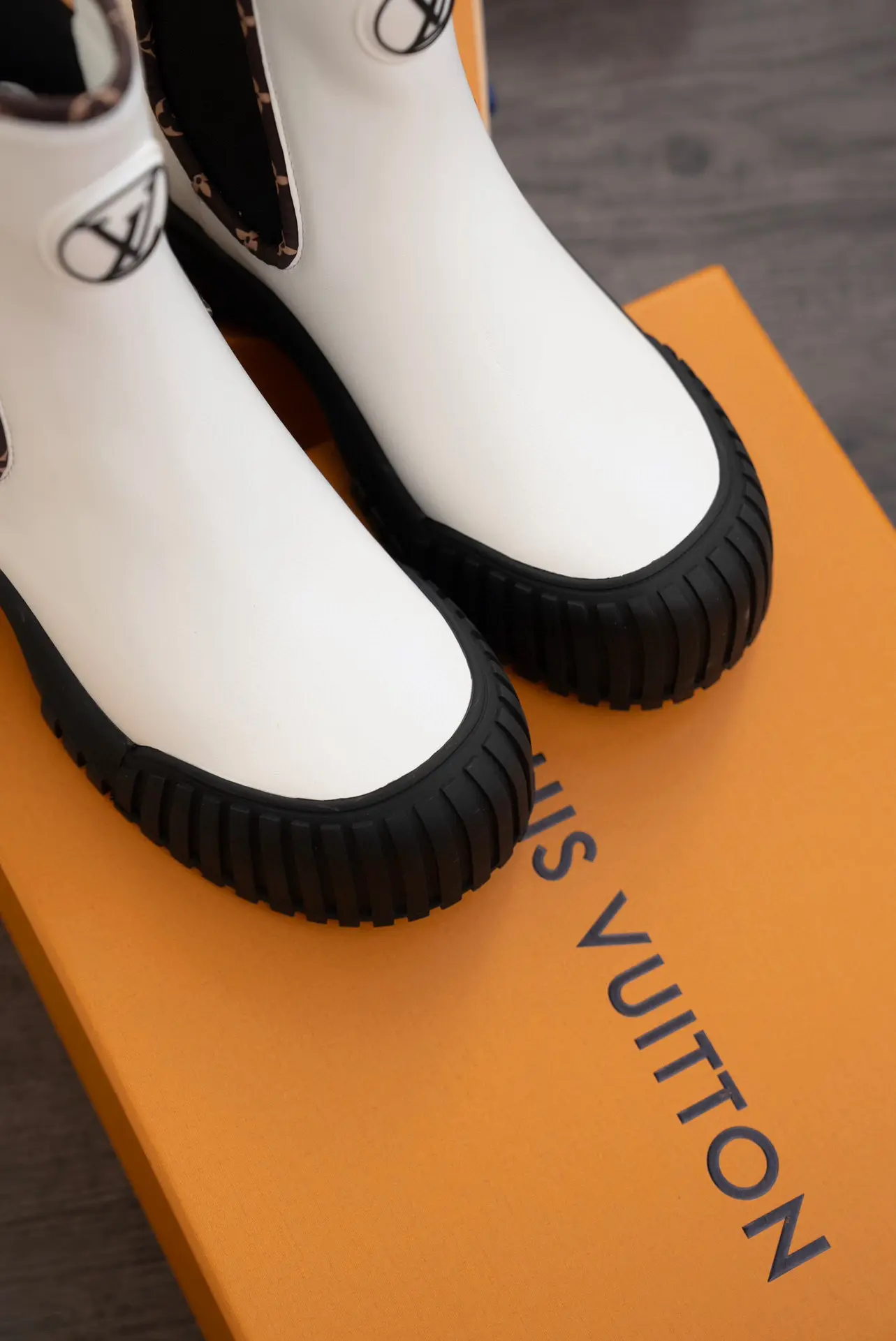 LV, Louis Vuitton, Ruby Collection, Monogram, Thick-Sole, Chelsea, Flat, Ankle Boot 6 LV, Louis Vuitton, Ruby Collection, Monogram, Thick-Sole, Chelsea, Flat, Ankle Boot (6)