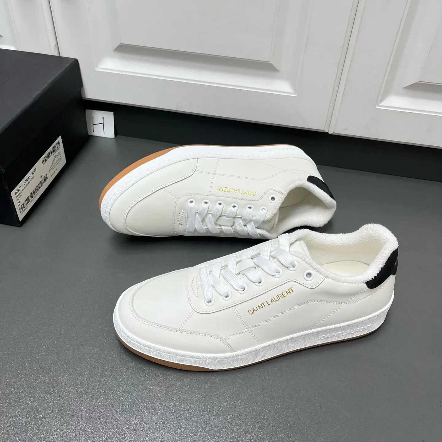 New SAINT LAURENT low-top lace-up sneakers 21 New SAINT LAURENT low-top lace-up sneakers (21)