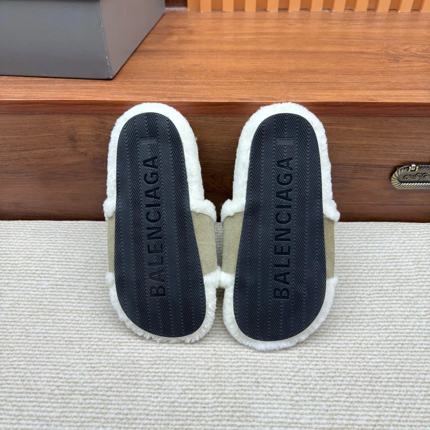 Purchasing agent level Balenciaga's new inspired slippers factory wholesale 14 Purchasing agent level Balenciaga's new inspired slippers (14)