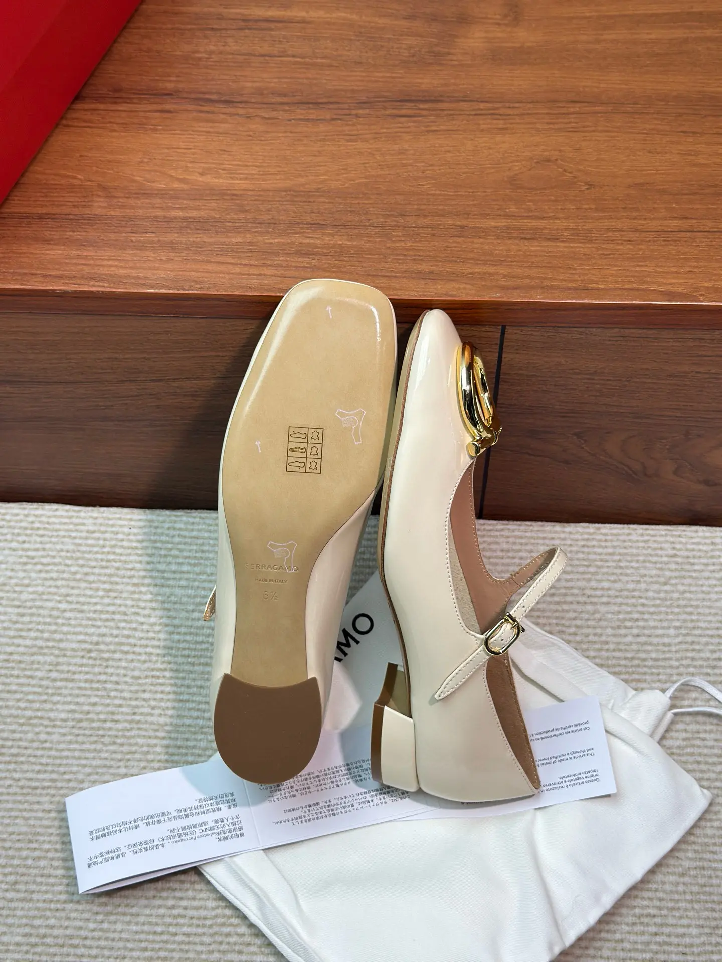 SF Ferragamo Gancini Women's Mary Jane Shoes 35 SF Ferragamo Gancini Women's Mary Jane Shoes (35)