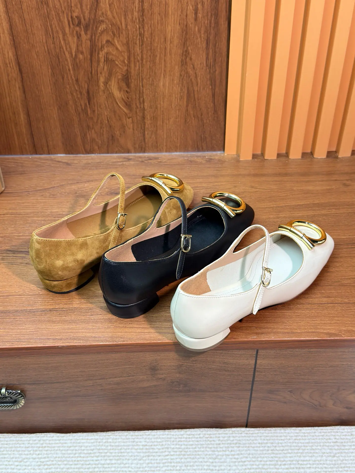 SF Ferragamo Gancini Women's Mary Jane Shoes 6 SF Ferragamo Gancini Women's Mary Jane Shoes (6)