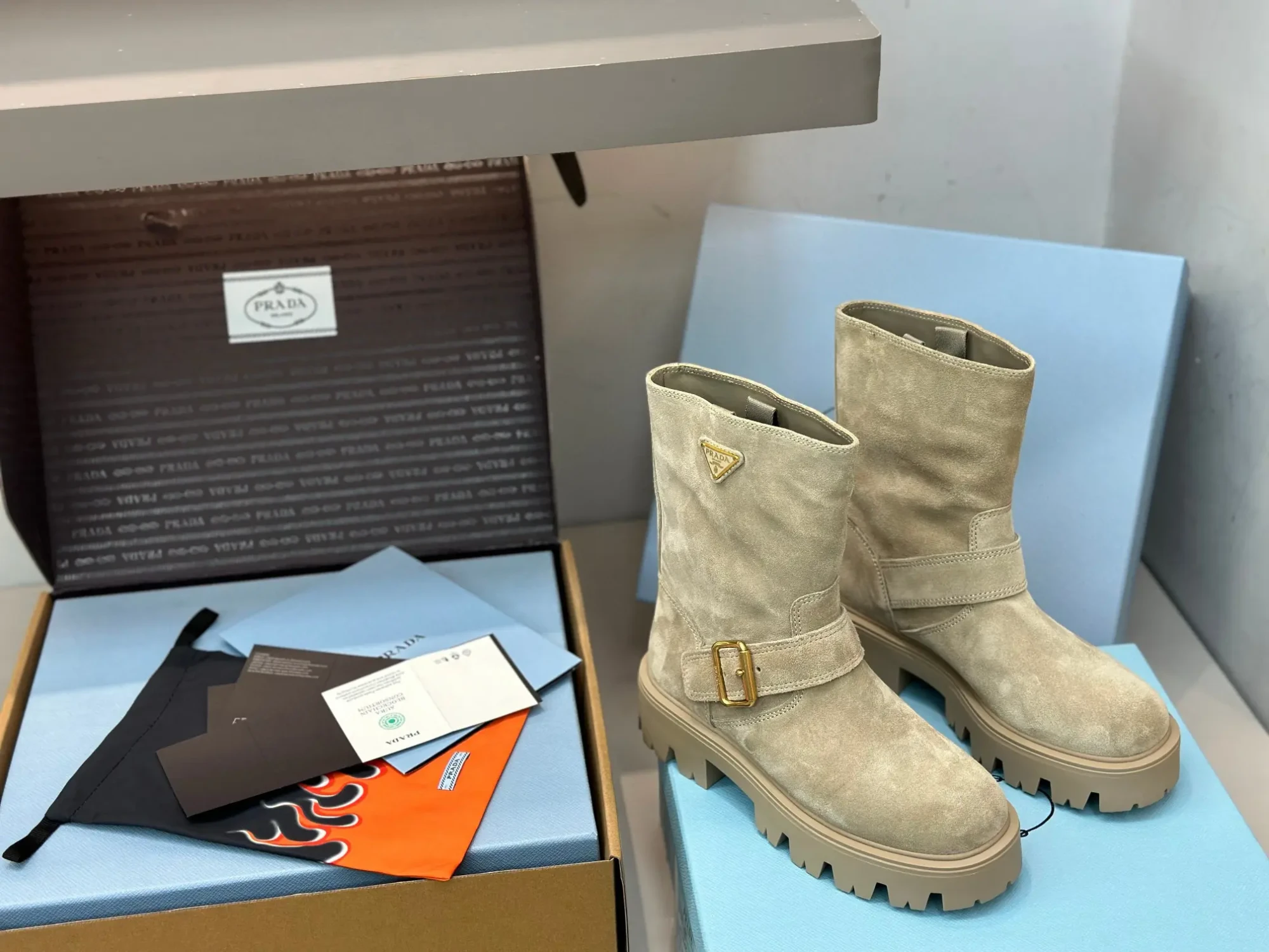 Top-of-the-line Prada classic triangle logo slip-on boots 3 Top-of-the-line Prada classic triangle logo slip-on boots (3)