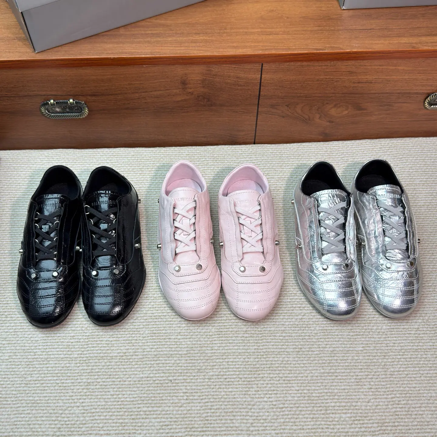BALENCIAGA New Cowhide Studded Punk Retro Casual Sneakers 1 BALENCIAGA New Cowhide Studded Punk Retro Casual Sneakers (1)