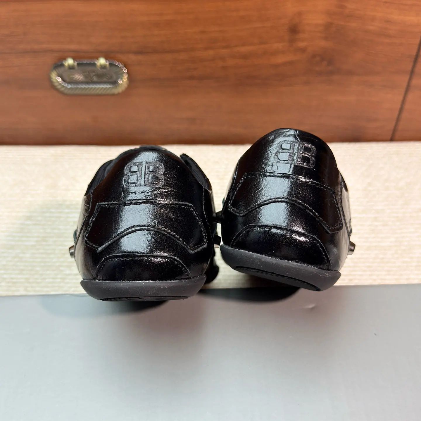 BALENCIAGA New Cowhide Studded Punk Retro Casual Sneakers 14 BALENCIAGA New Cowhide Studded Punk Retro Casual Sneakers (14)