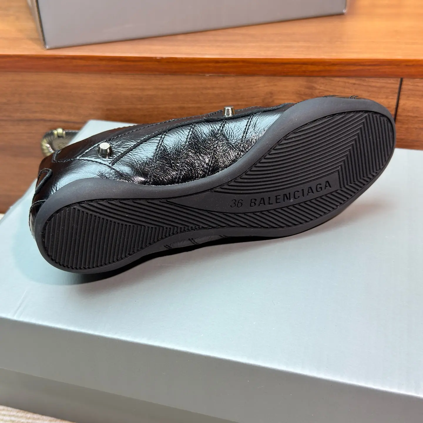 BALENCIAGA New Cowhide Studded Punk Retro Casual Sneakers 15 BALENCIAGA New Cowhide Studded Punk Retro Casual Sneakers (15)