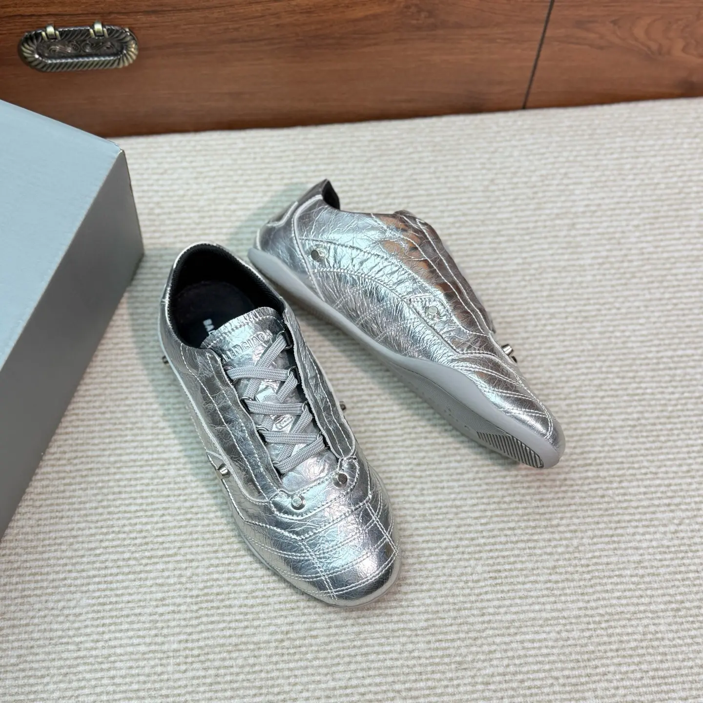 BALENCIAGA New Cowhide Studded Punk Retro Casual Sneakers 17 BALENCIAGA New Cowhide Studded Punk Retro Casual Sneakers (17)