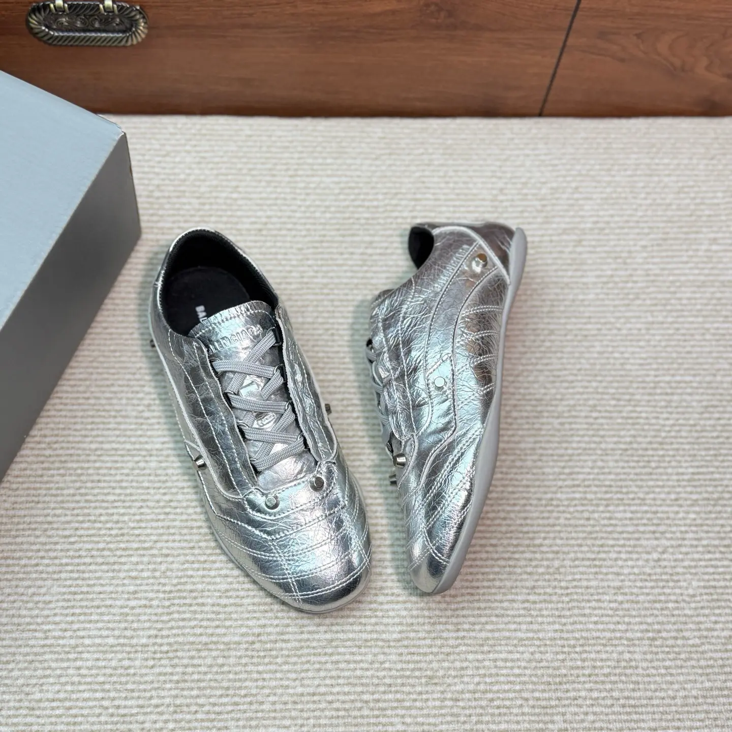 BALENCIAGA New Cowhide Studded Punk Retro Casual Sneakers 18 BALENCIAGA New Cowhide Studded Punk Retro Casual Sneakers (18)