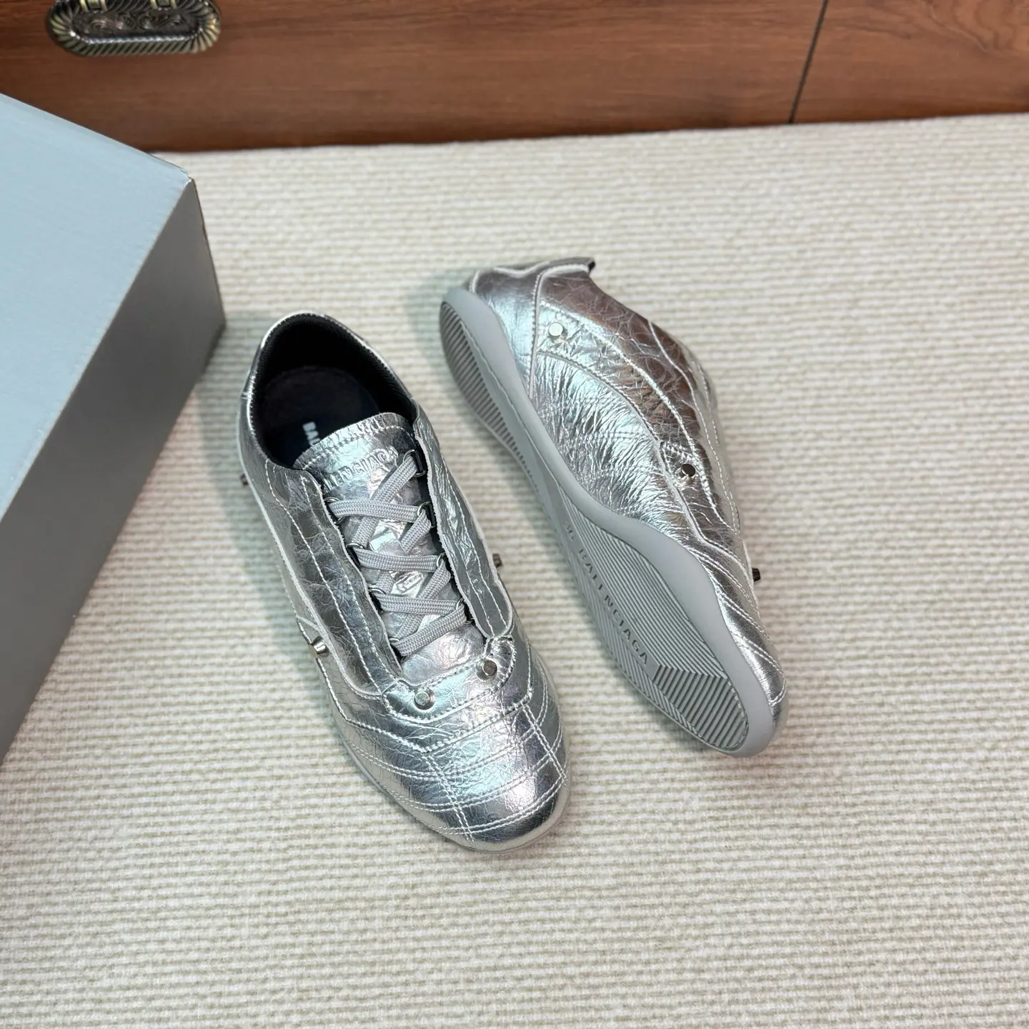 BALENCIAGA New Cowhide Studded Punk Retro Casual Sneakers 19 BALENCIAGA New Cowhide Studded Punk Retro Casual Sneakers (19)