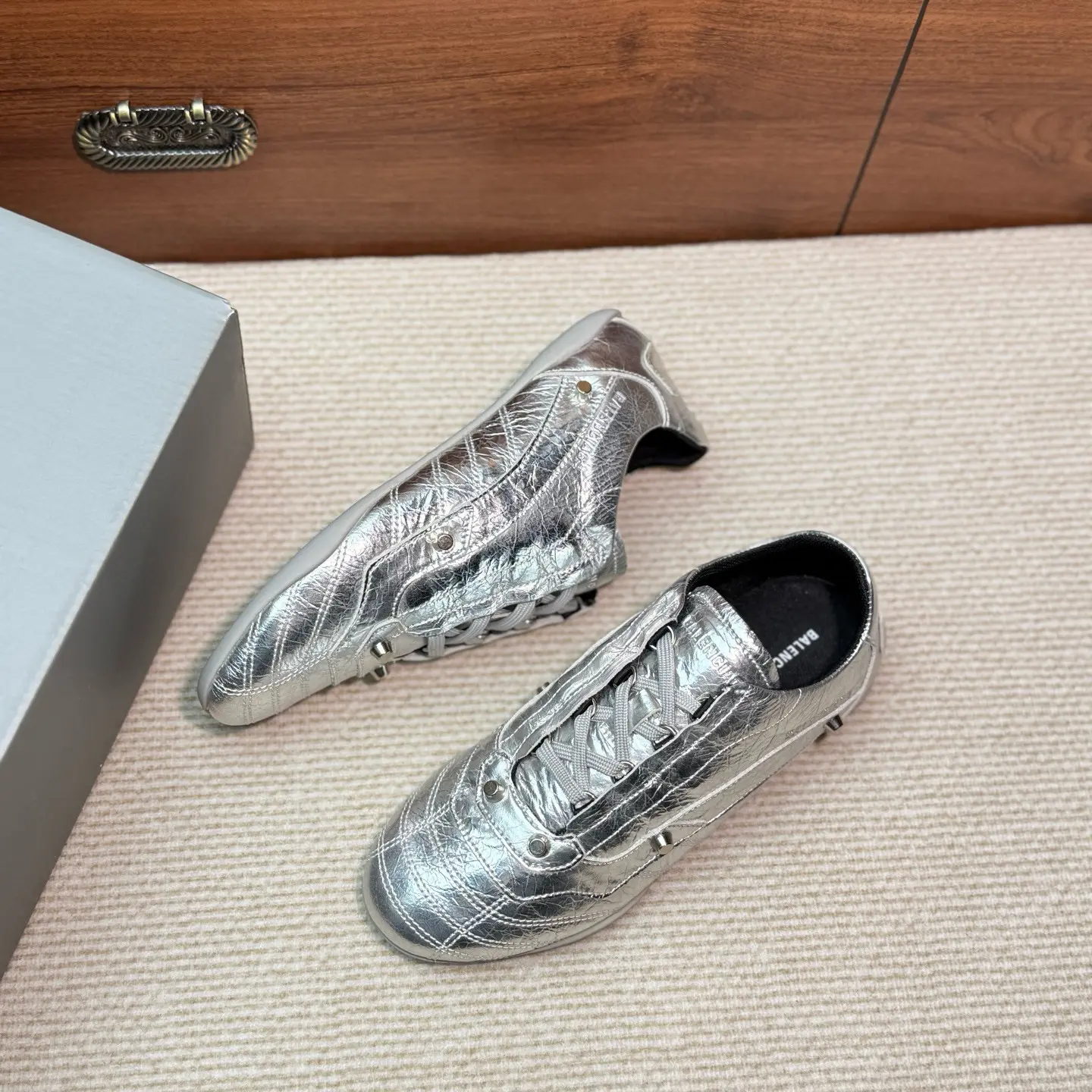 BALENCIAGA New Cowhide Studded Punk Retro Casual Sneakers 20 BALENCIAGA New Cowhide Studded Punk Retro Casual Sneakers (20)