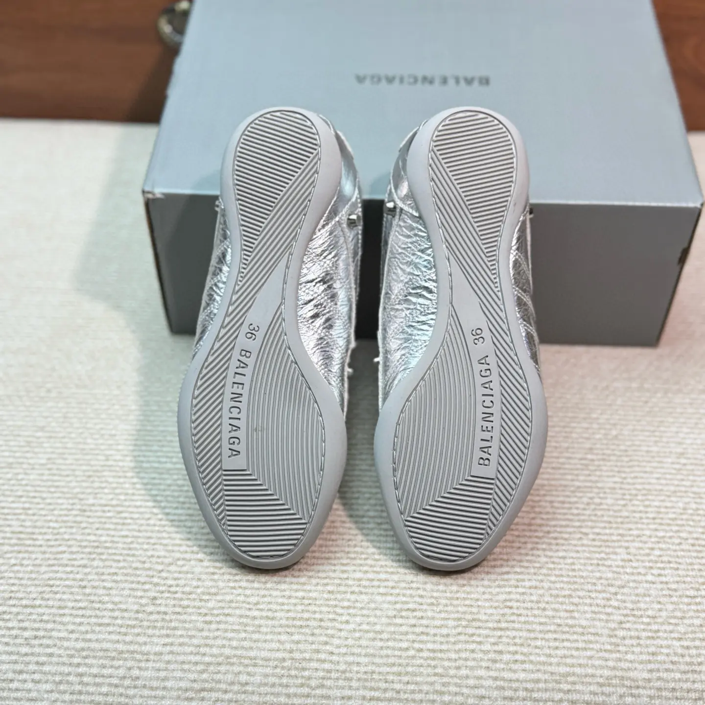 BALENCIAGA New Cowhide Studded Punk Retro Casual Sneakers 24 BALENCIAGA New Cowhide Studded Punk Retro Casual Sneakers (24)