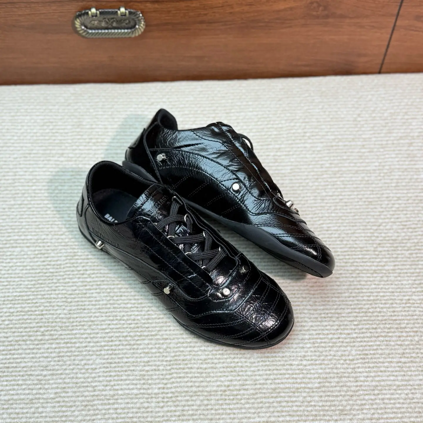 BALENCIAGA New Cowhide Studded Punk Retro Casual Sneakers 7 BALENCIAGA New Cowhide Studded Punk Retro Casual Sneakers (7)