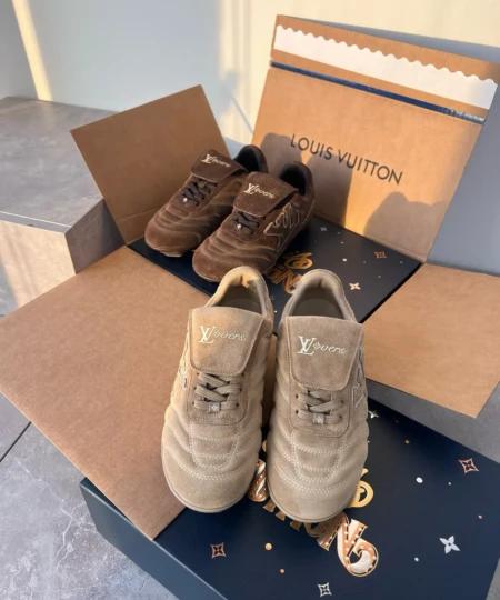 Couple's Style LV New Footprint Show Style American Retro Flip-Top Soccer Shoes (26)