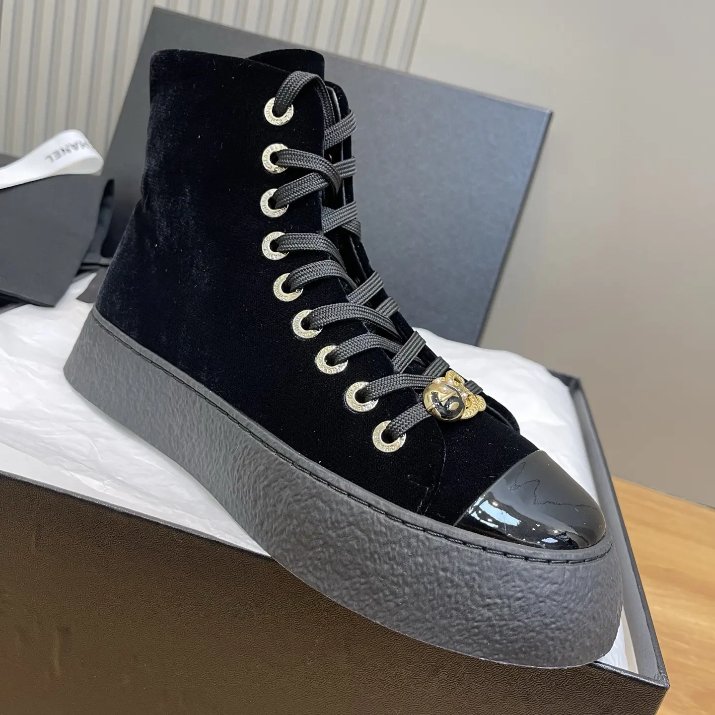 【CHANEL】Black Velvet High-Top Sneakers 10 【CHANEL】Black Velvet High-Top Sneakers (10)