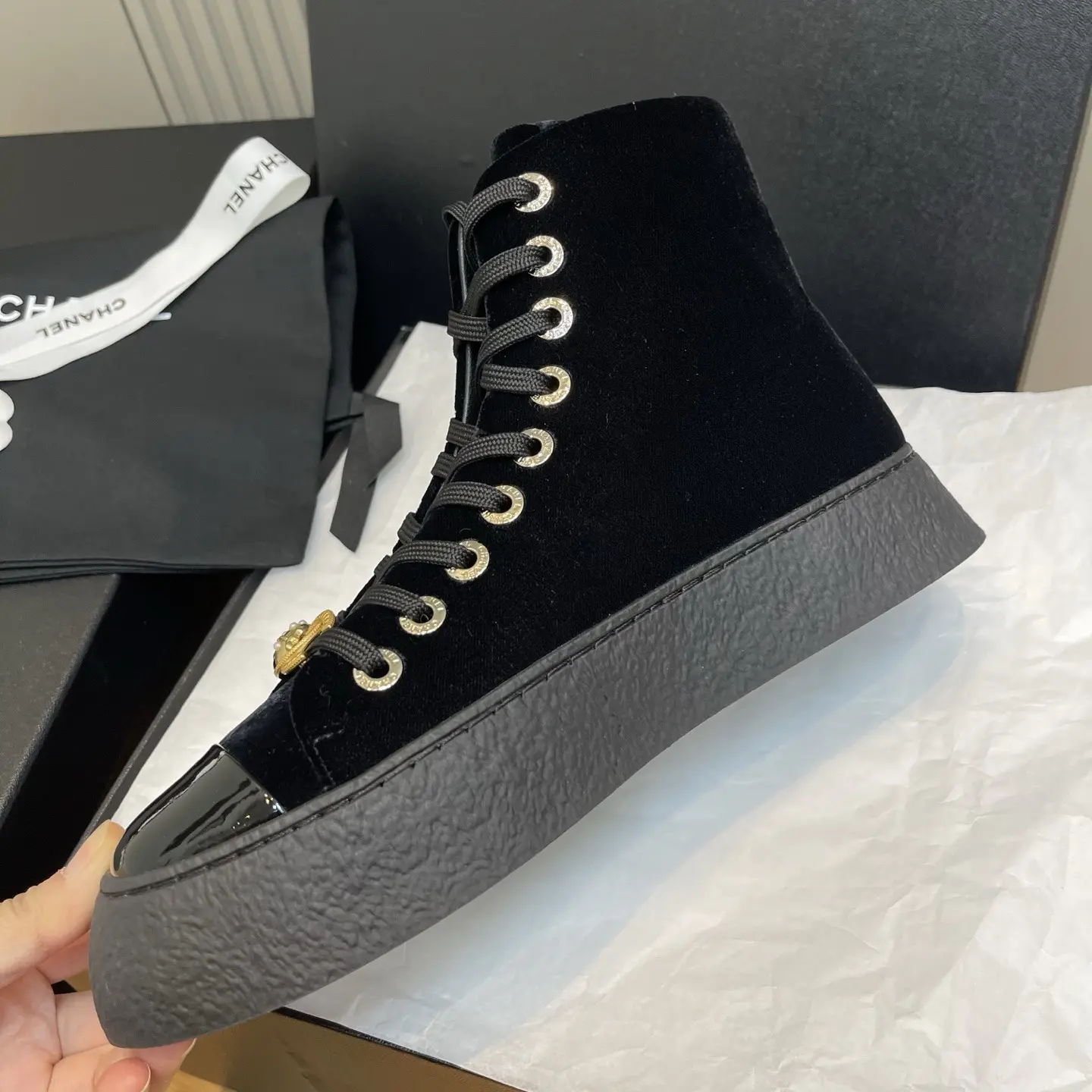 【CHANEL】Black Velvet High-Top Sneakers 11 【CHANEL】Black Velvet High-Top Sneakers (11)