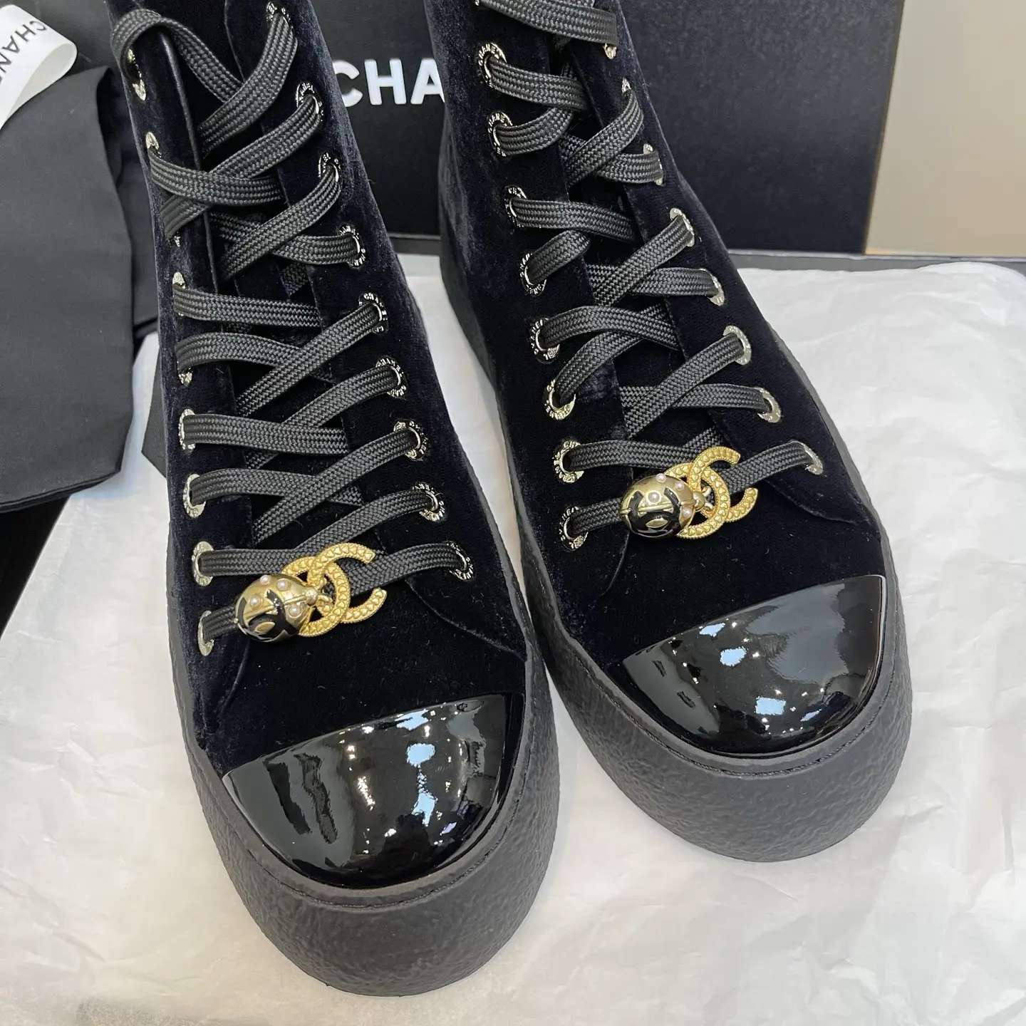 【CHANEL】Black Velvet High-Top Sneakers 12 【CHANEL】Black Velvet High-Top Sneakers (12)