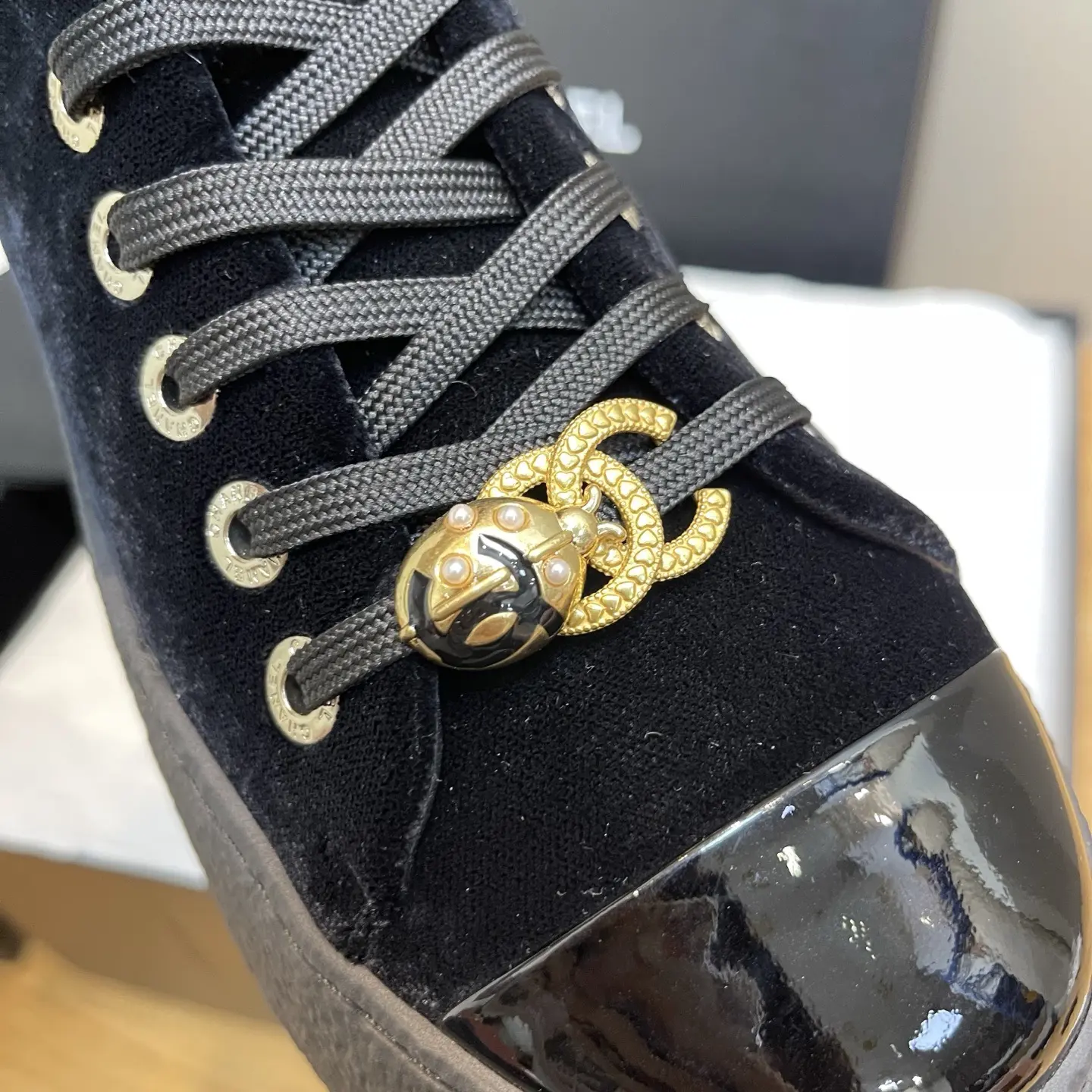 【CHANEL】Black Velvet High-Top Sneakers 13 【CHANEL】Black Velvet High-Top Sneakers (13)