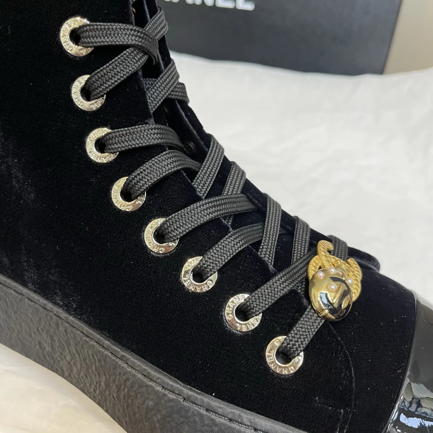 【CHANEL】Black Velvet High-Top Sneakers 14 【CHANEL】Black Velvet High-Top Sneakers (14)