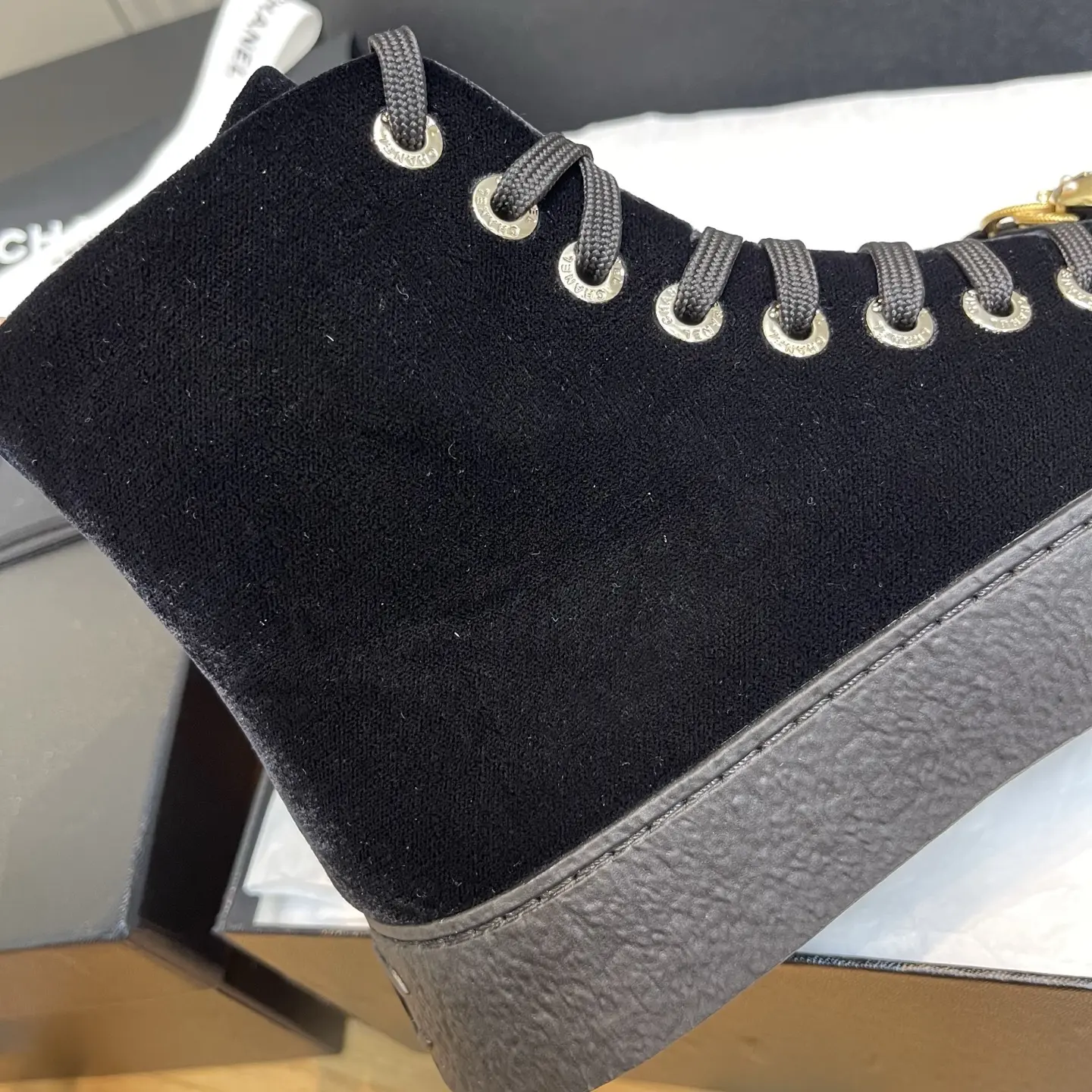 【CHANEL】Black Velvet High-Top Sneakers 15 【CHANEL】Black Velvet High-Top Sneakers (15)