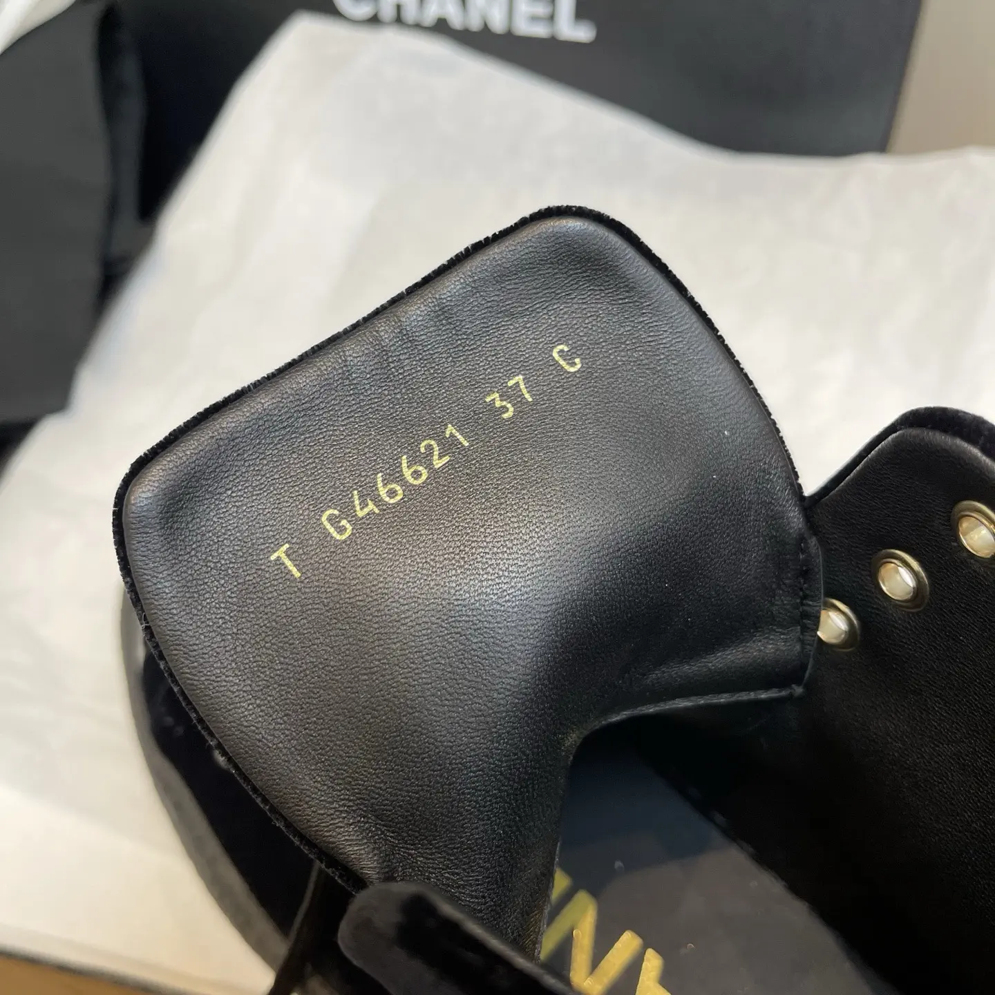 【CHANEL】Black Velvet High-Top Sneakers 16 【CHANEL】Black Velvet High-Top Sneakers (16)