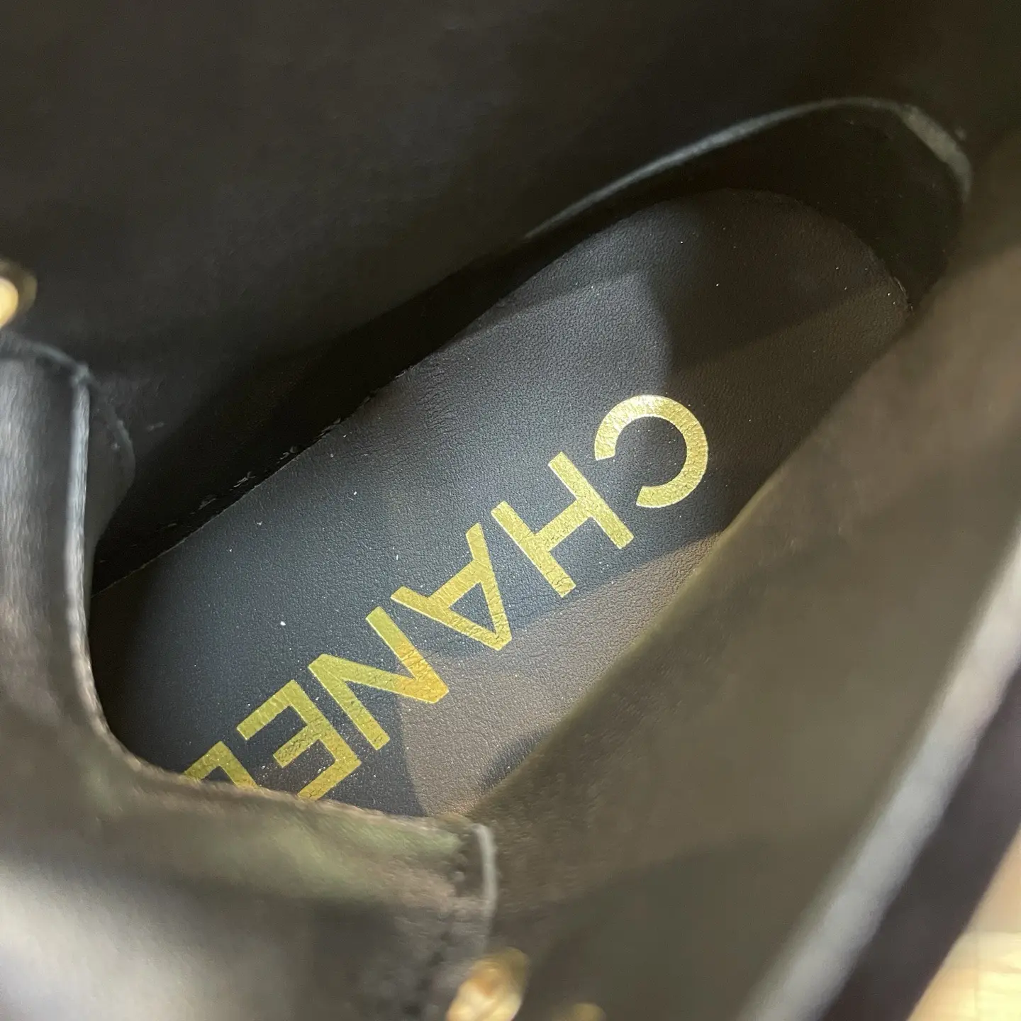 【CHANEL】Black Velvet High-Top Sneakers 17 【CHANEL】Black Velvet High-Top Sneakers (17)