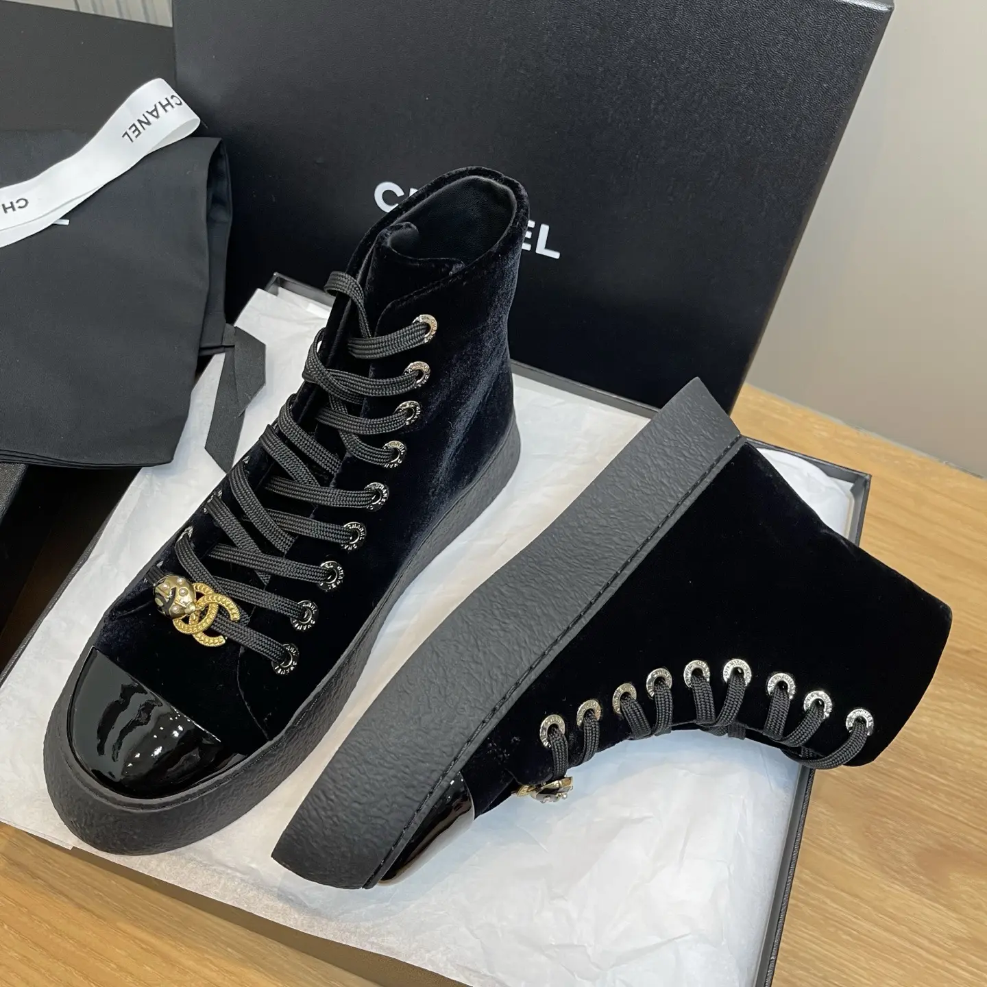 【CHANEL】Black Velvet High-Top Sneakers 5 【CHANEL】Black Velvet High-Top Sneakers (5)