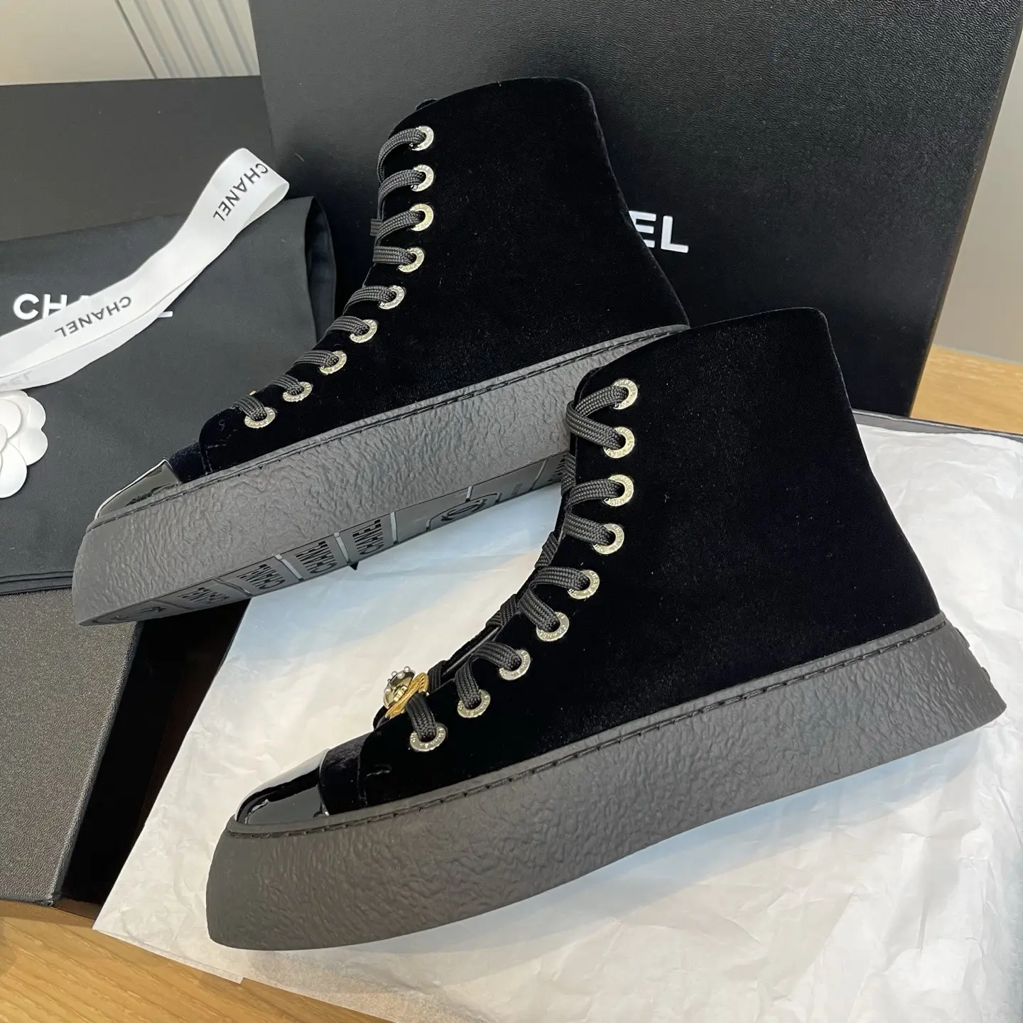【CHANEL】Black Velvet High-Top Sneakers 6 【CHANEL】Black Velvet High-Top Sneakers (6)