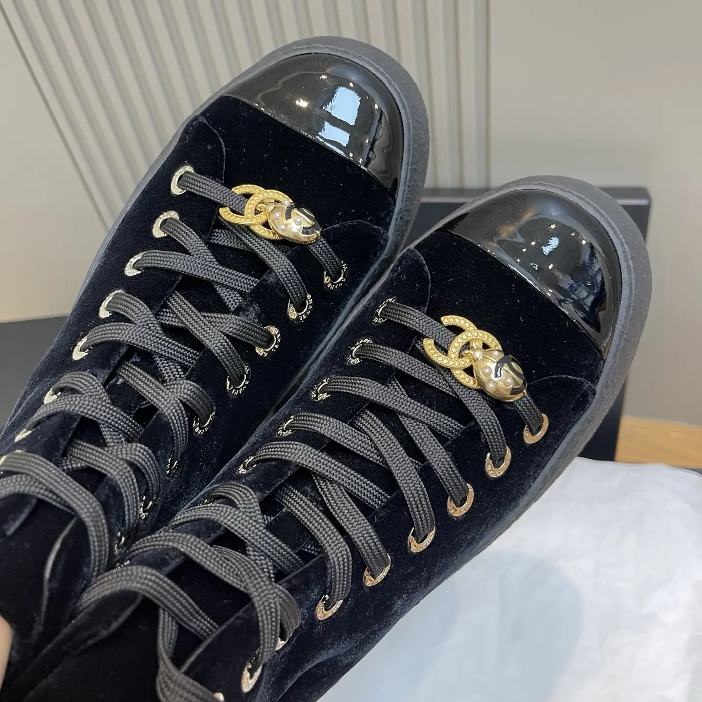 【CHANEL】Black Velvet High-Top Sneakers 7 【CHANEL】Black Velvet High-Top Sneakers (7)