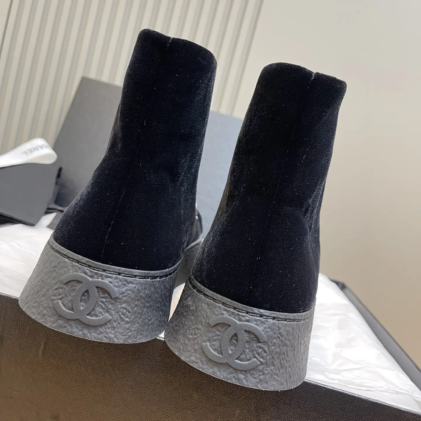 【CHANEL】Black Velvet High-Top Sneakers 8 【CHANEL】Black Velvet High-Top Sneakers (8)