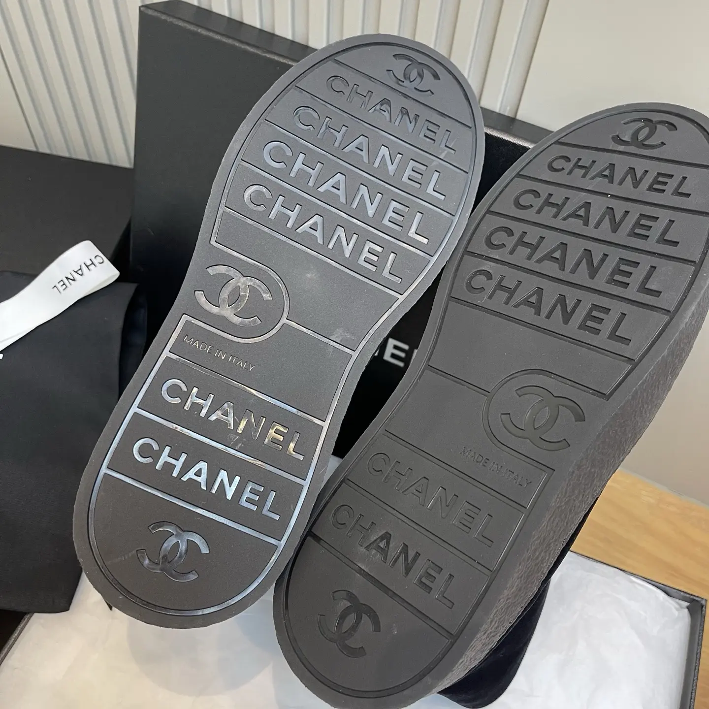 【CHANEL】Black Velvet High-Top Sneakers 9 【CHANEL】Black Velvet High-Top Sneakers (9)