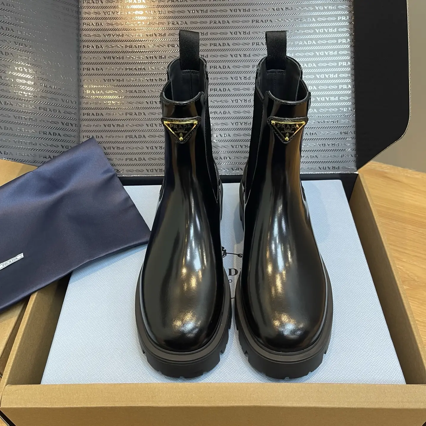 High-quality (personal shopper) PRADA Fall/Winter New Gold Triangle Logo Retro Ankle Boots 1 High-quality (personal shopper) PRADA FallWinter New Gold Triangle Logo Retro Ankle Boots (1)