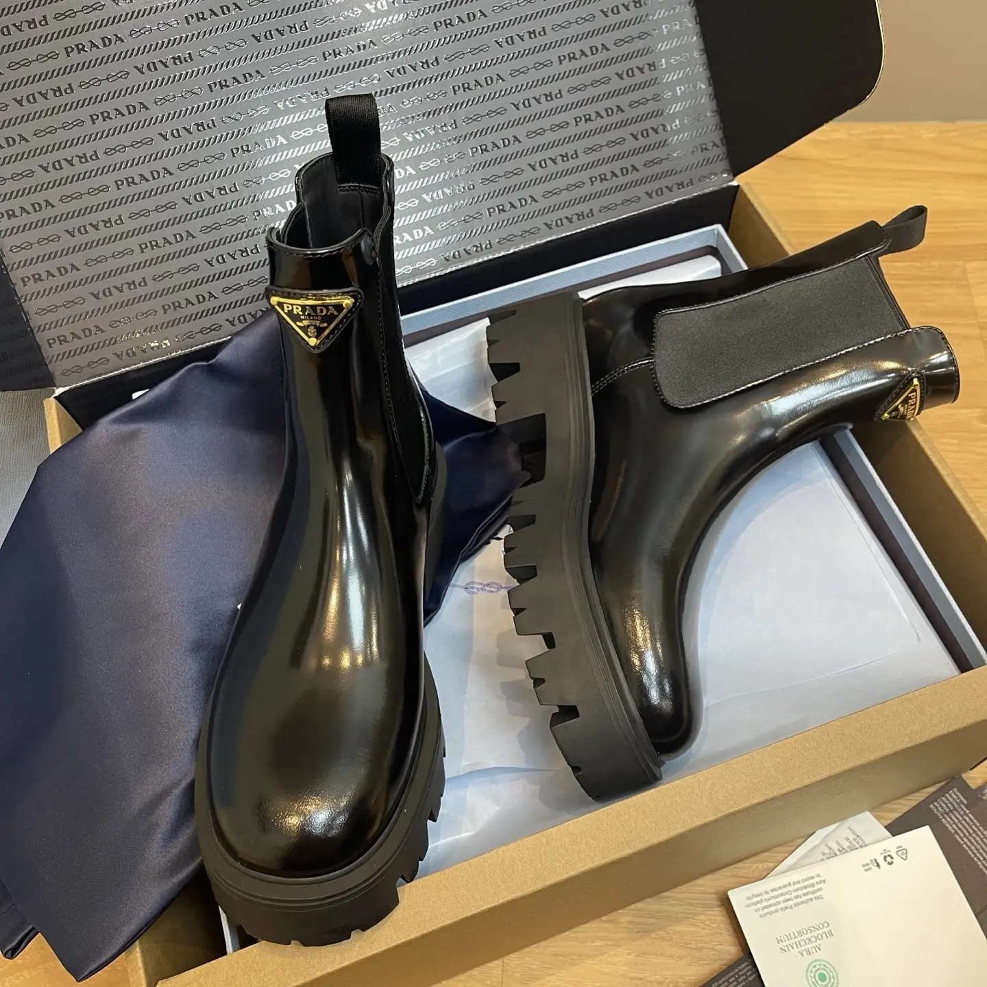 High-quality (personal shopper) PRADA Fall/Winter New Gold Triangle Logo Retro Ankle Boots 5 High-quality (personal shopper) PRADA FallWinter New Gold Triangle Logo Retro Ankle Boots (5)