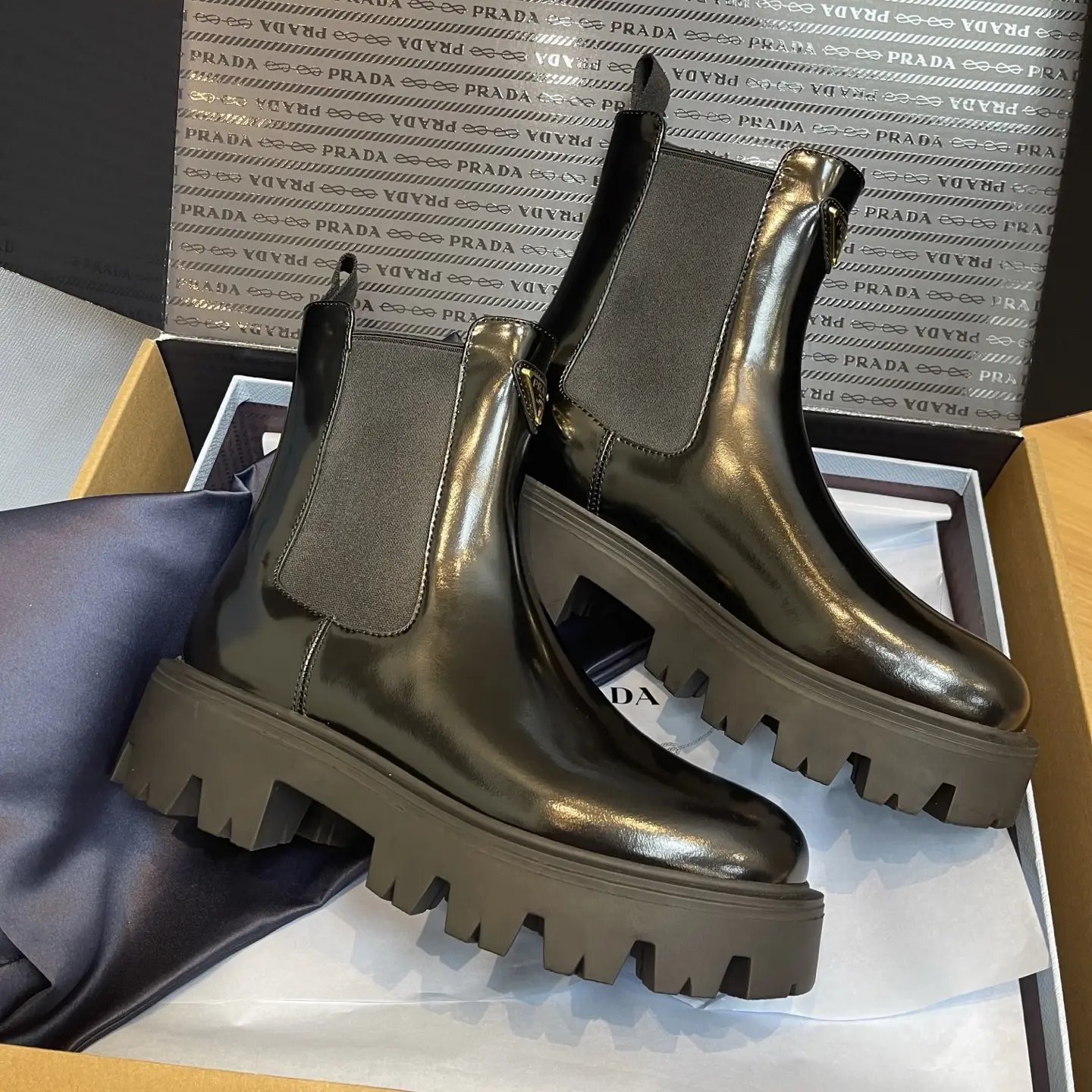 High-quality (personal shopper) PRADA Fall/Winter New Gold Triangle Logo Retro Ankle Boots 6 High-quality (personal shopper) PRADA FallWinter New Gold Triangle Logo Retro Ankle Boots (6)